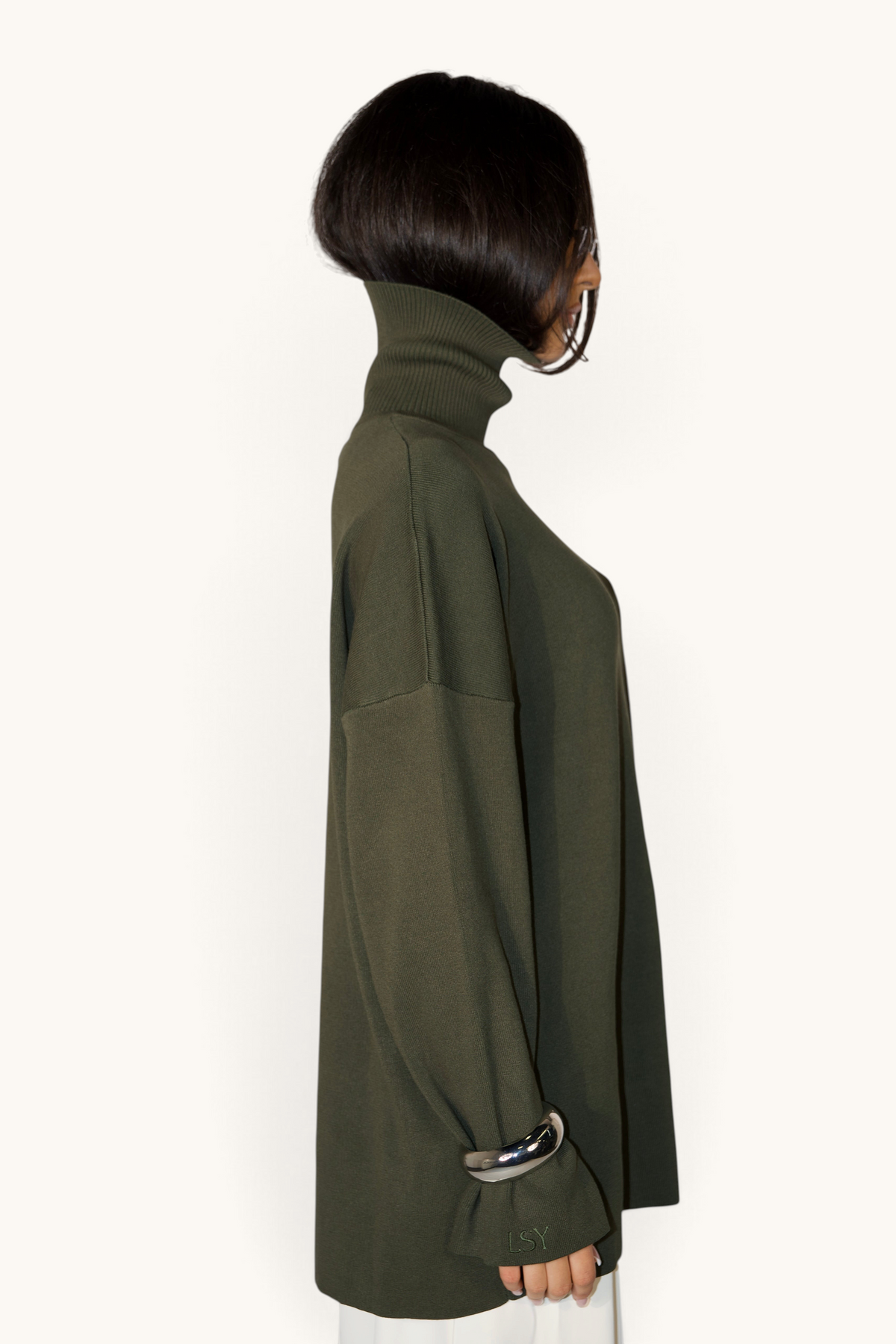 LOSYANA Rollkragenpullover in Oliv aus weicher Viskose, seitliche Ansicht an einem Model