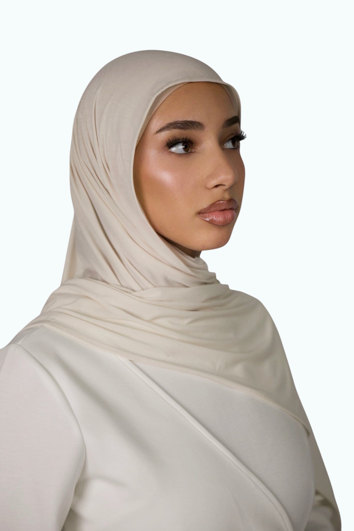 Leichter Losyana.Shop Breeze Jersey Hijab in Elfenbeinfarbe, weich und bequem für stilvollen Kopfschmuck.
