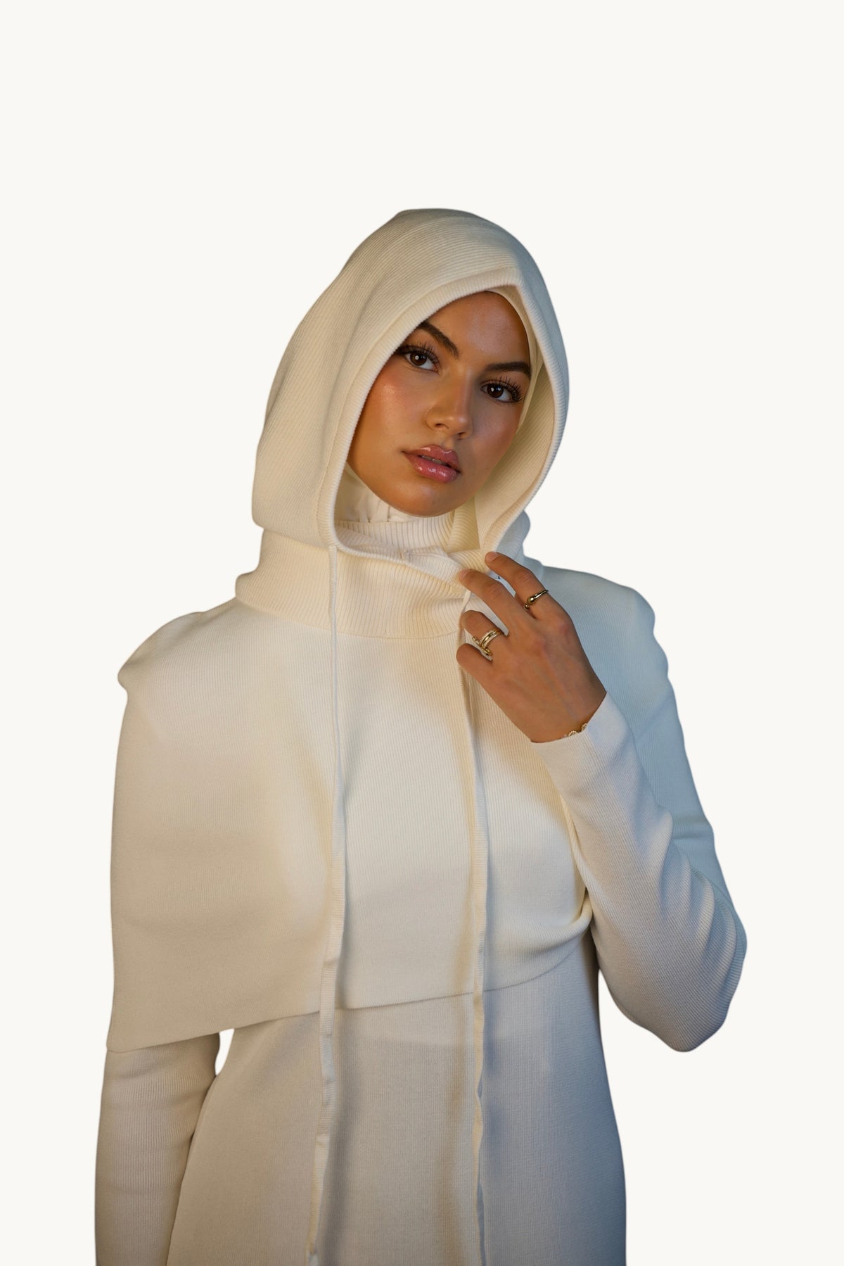 LOSYANA Balaclava in Creme aus weichem Strick mit Kapuze und verstellbarem Kordelzug an einem Model