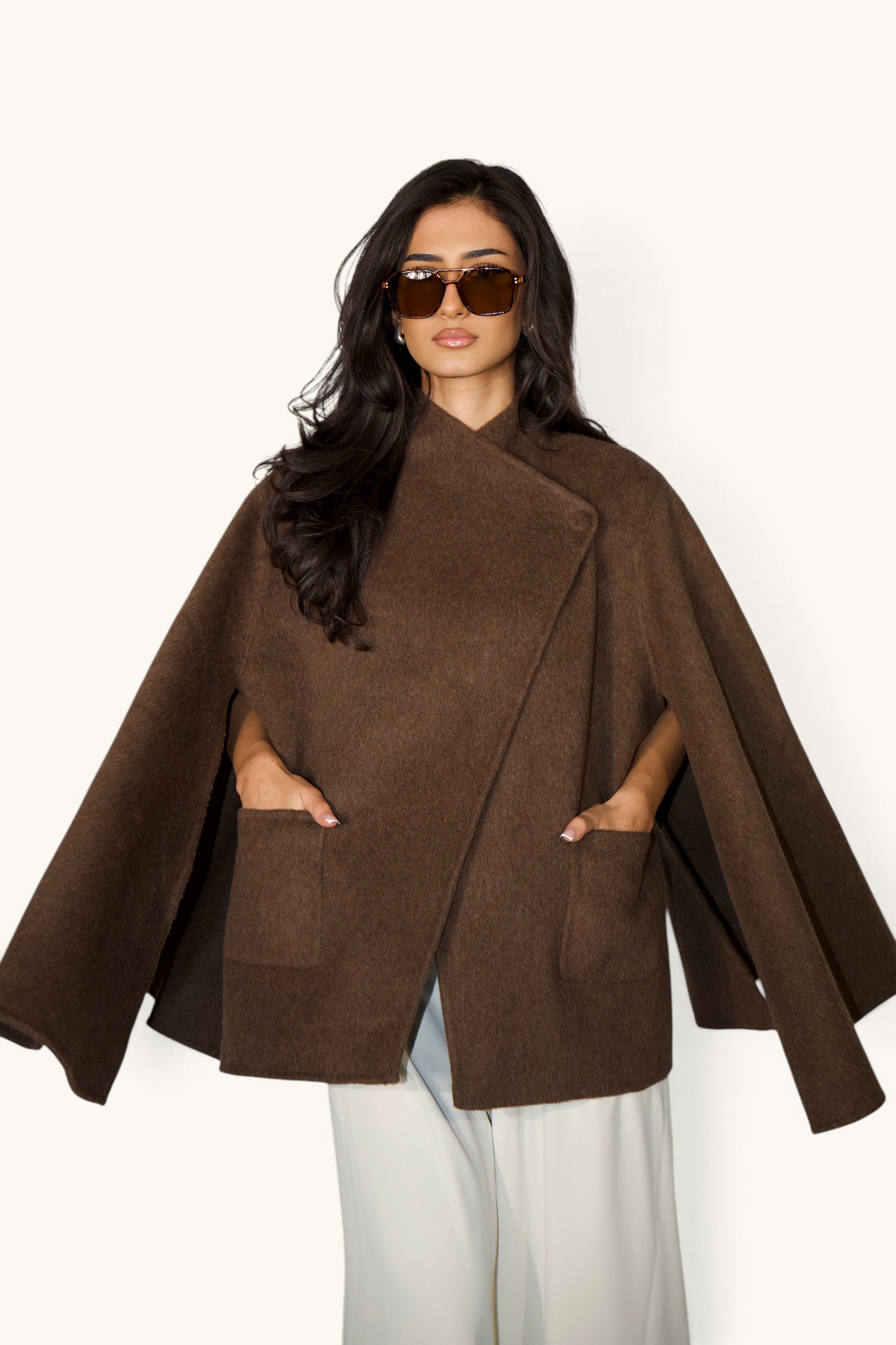 LOSYANA Wollcape Jacke in Schokoladenbraun, warme und elegante Oberbekleidung aus weicher Wolle, detailliert sichtbar.