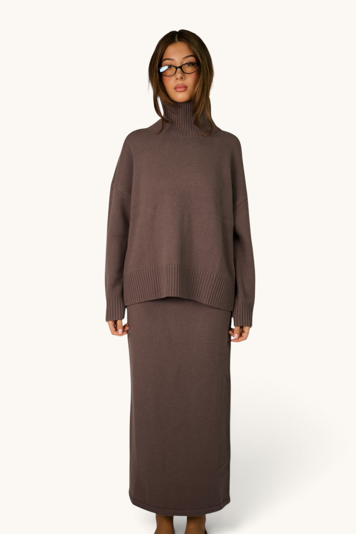 LOSYANA grauer Wollpullover mit Stehkragen und passendem Rock an einem Model