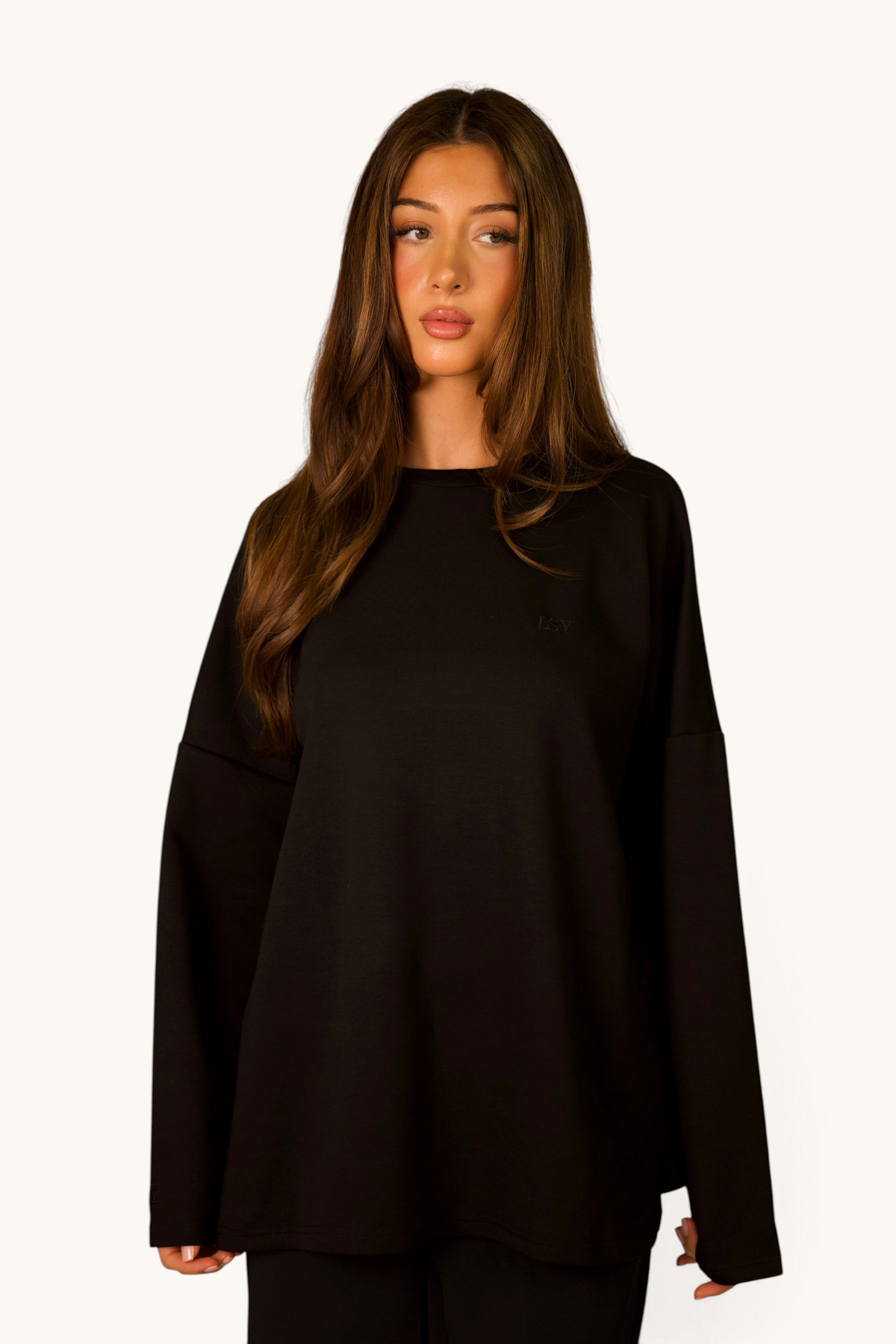 LOSYANA LSY Langarmshirt in Schwarz aus weicher Baumwolle mit lockerem Schnitt an einem Model