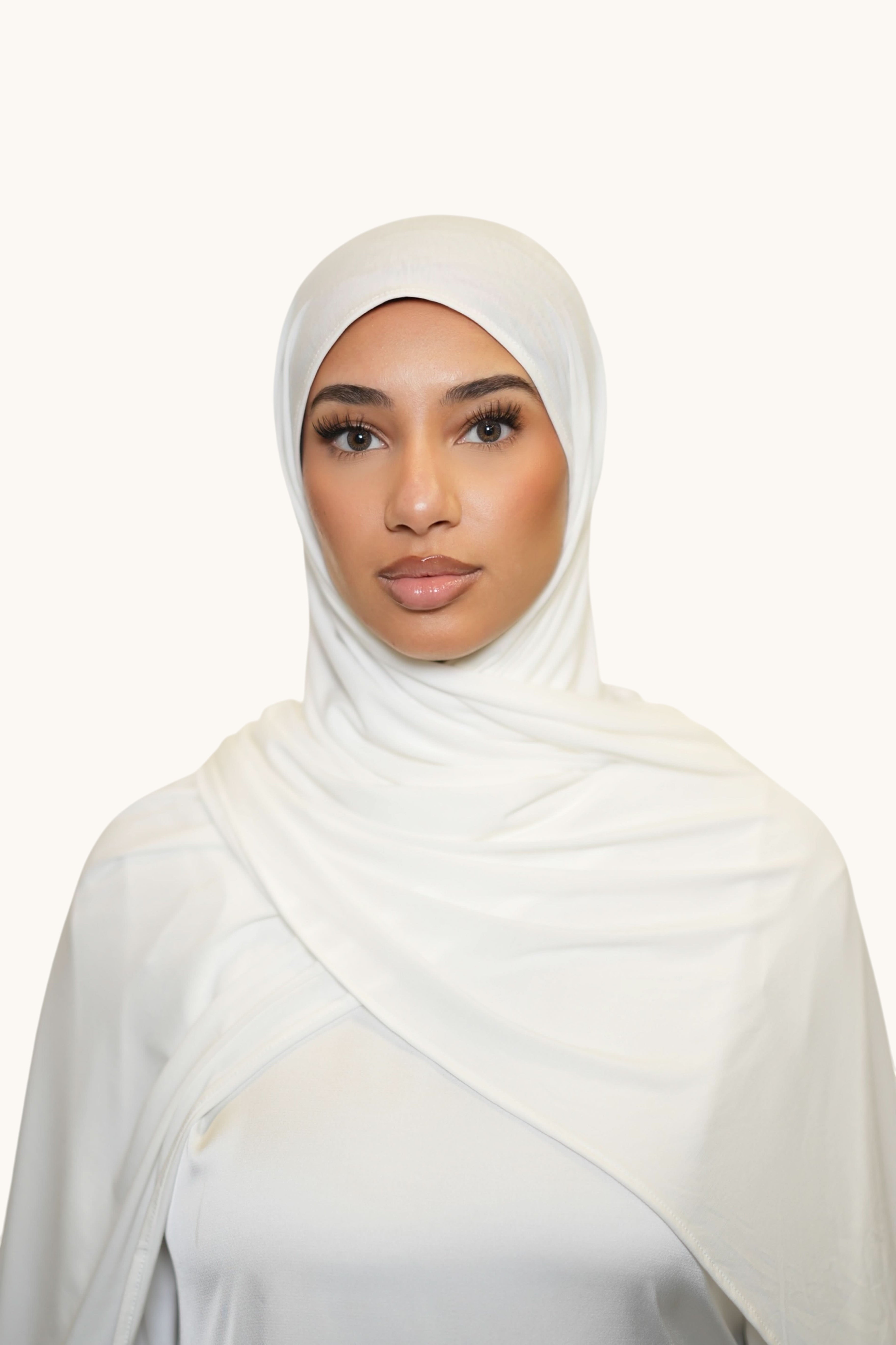 Weiße Vela Jersey Hijab von Losyana.Shop, weiches und bequemes Kopftuch aus Jersey-Stoff, getragen auf einem modell.