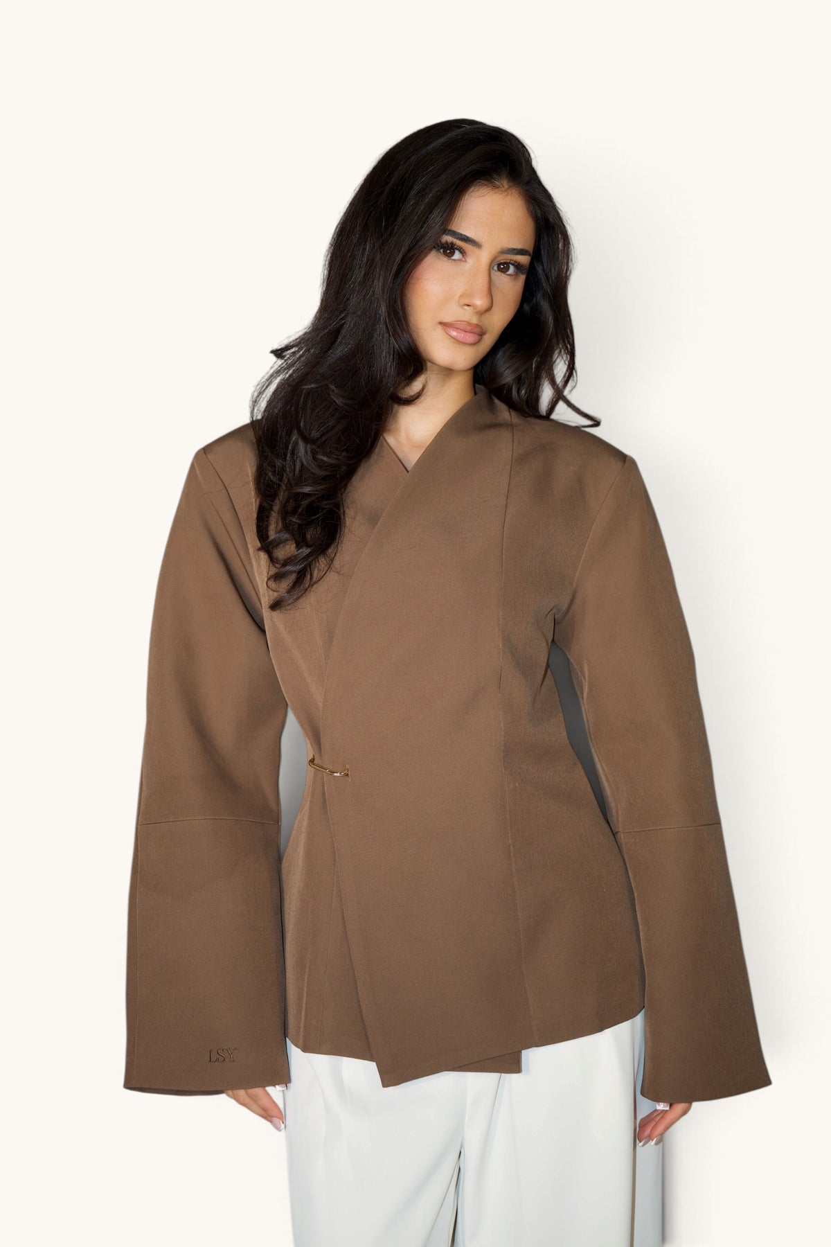Dunkelbraune LOSYANA Blazer mit Karabiner-Verschluss, elegante Jacke aus weichem Stoff, auf einem weißen Hintergrund.