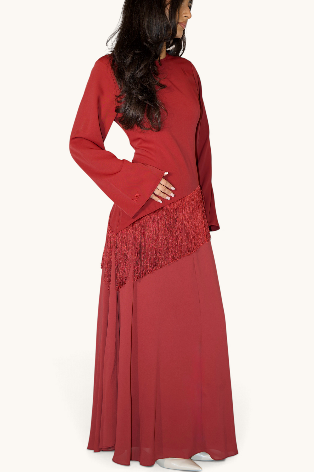 Bordeauxfarbenes Corset Kleid mit Fransen von LOSYANA, detailreiche Stickerei und elegant geschnittenes Design sichtbar.
