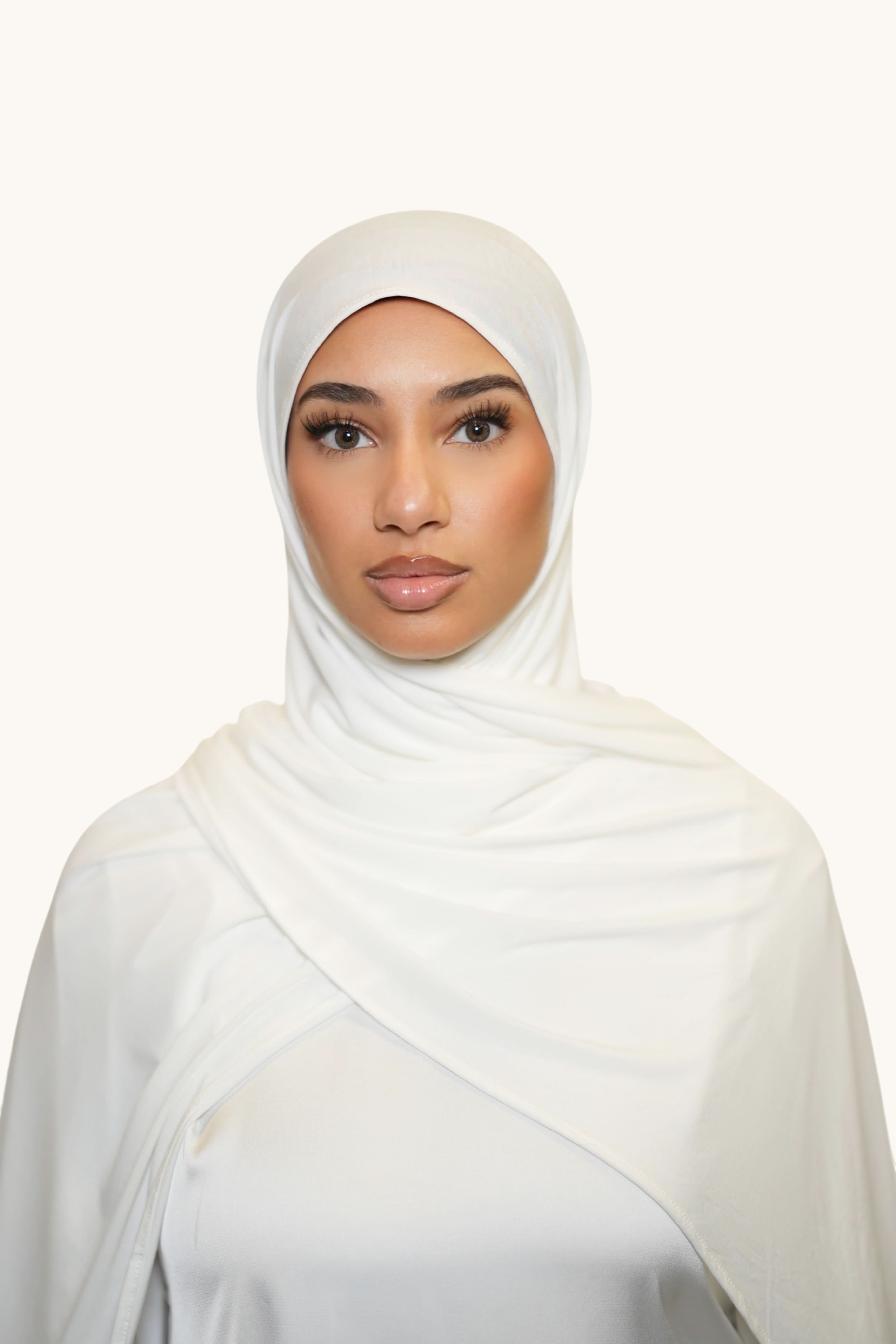 Weiße Vela Jersey Hijab von Losyana.Shop, weiches und bequemes Kopftuch aus Jersey-Stoff für modischen Schutz.
