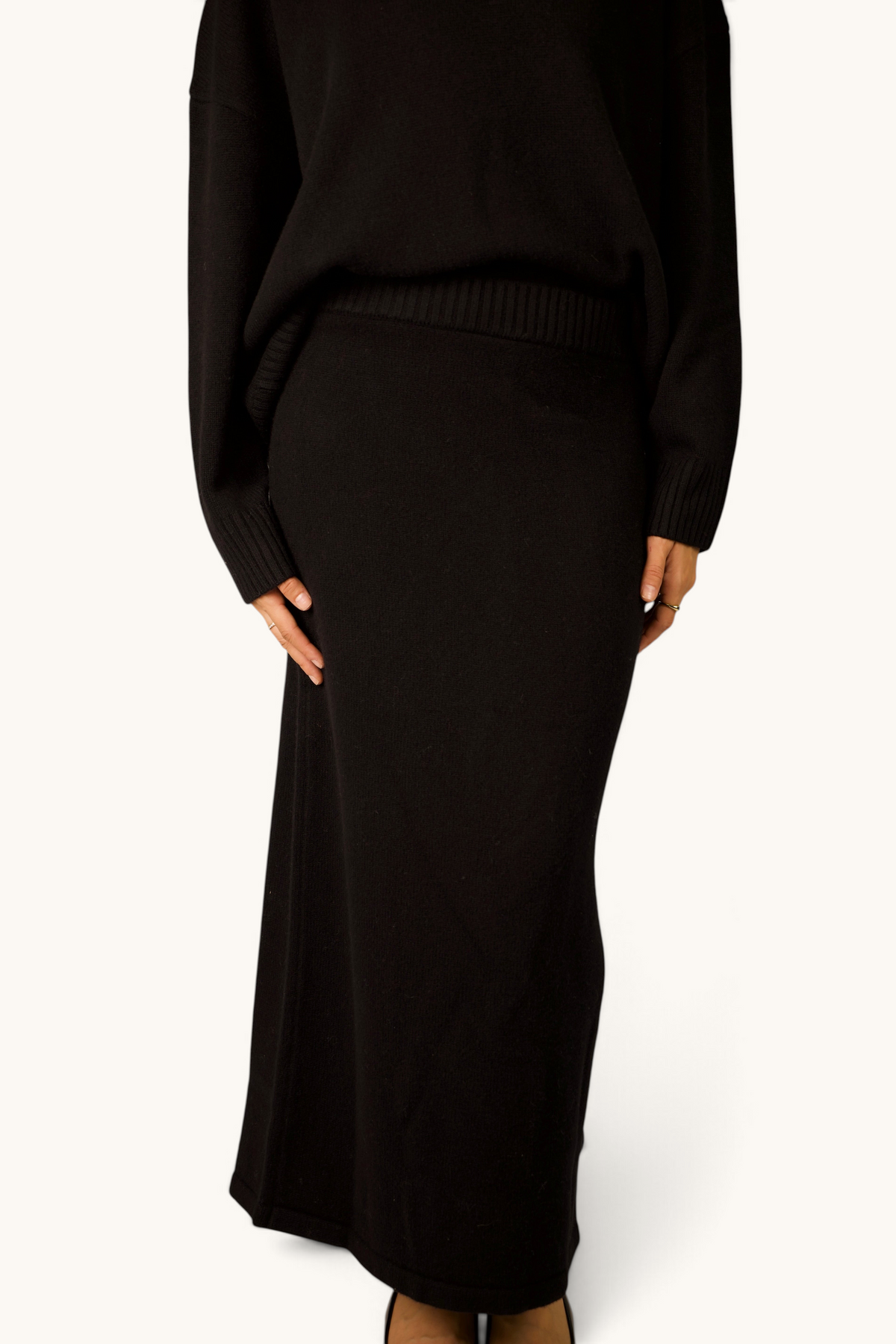 LOSYANA schwarzer Wollrock aus 100% Wolle mit elastischem Bund und geradem Schnitt an einem Model