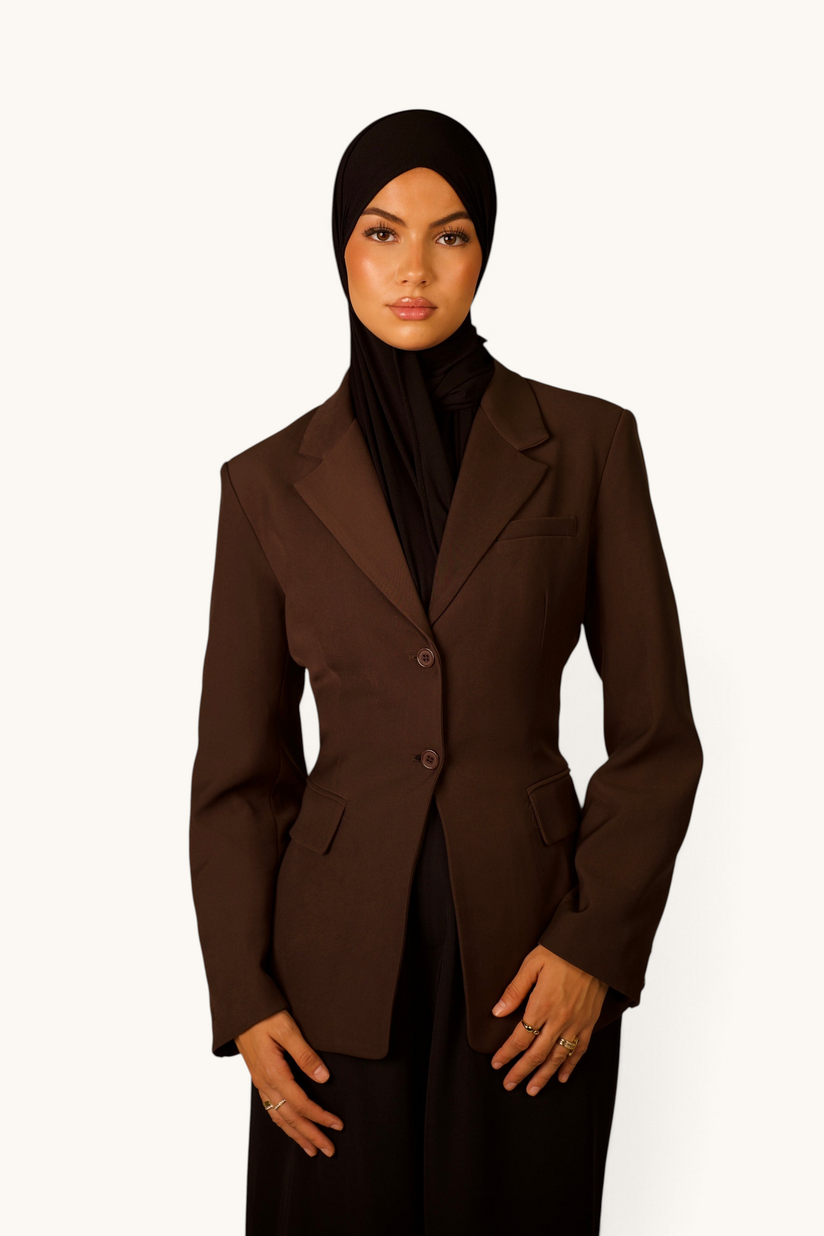 LOSYANA taillierter Blazer in Espresso mit doppeltem Knopfverschluss und Brusttasche an einem Model mit Hijab