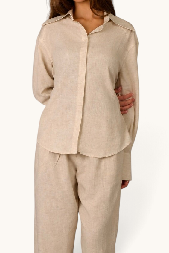 LOSYANA beige Premium Leinen Bluse mit verdeckter Knopfleiste und Schulterpolstern, getragen von einem Model