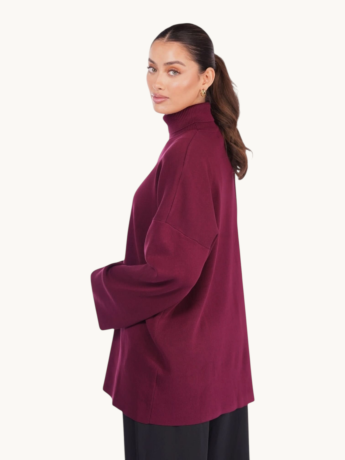 Luxuriöses Bordeaux-Strickoberteil von Losyana.Shop, detailreiche Textur und bequemes Design, sichtbar auf dem Bild.