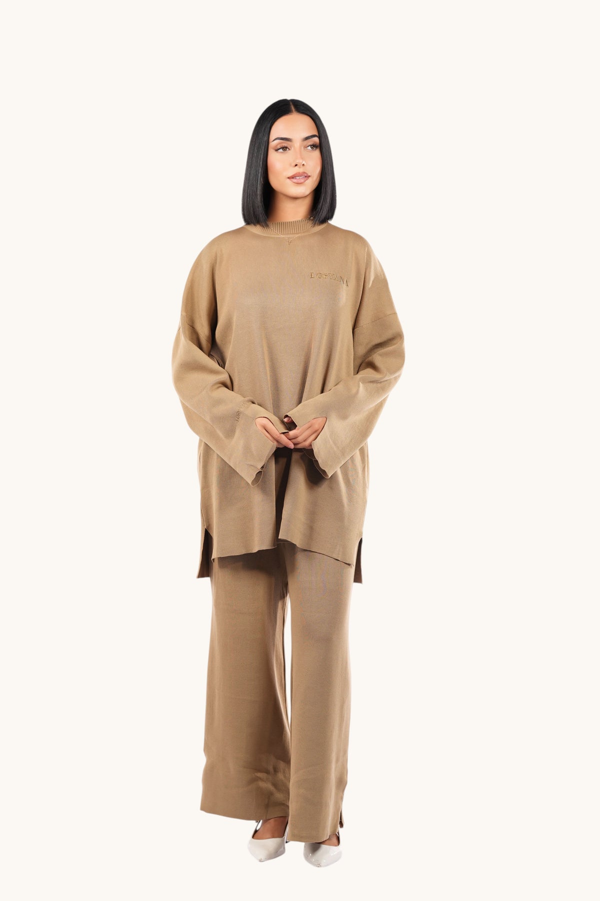 Signature Baumwoll-Set in Khaki von Losyana mit atmungsaktivem Stoff und bequemen Passform, auf einem weißen Hintergrund liegend