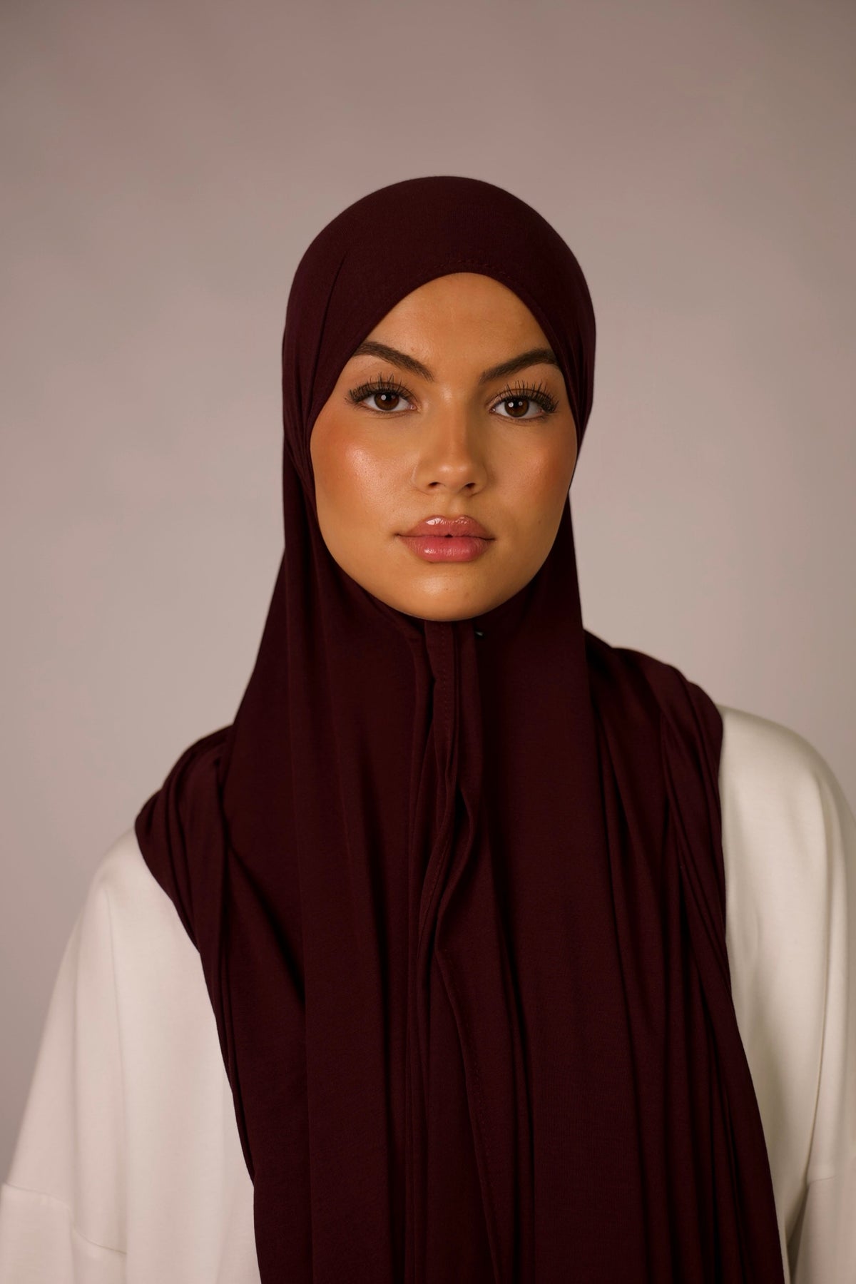 LOSYANA Breeze Jersey Hijab in Bordeaux aus weichem Bambusstoff, getragen von einem Model vor neutralem Hintergrund.