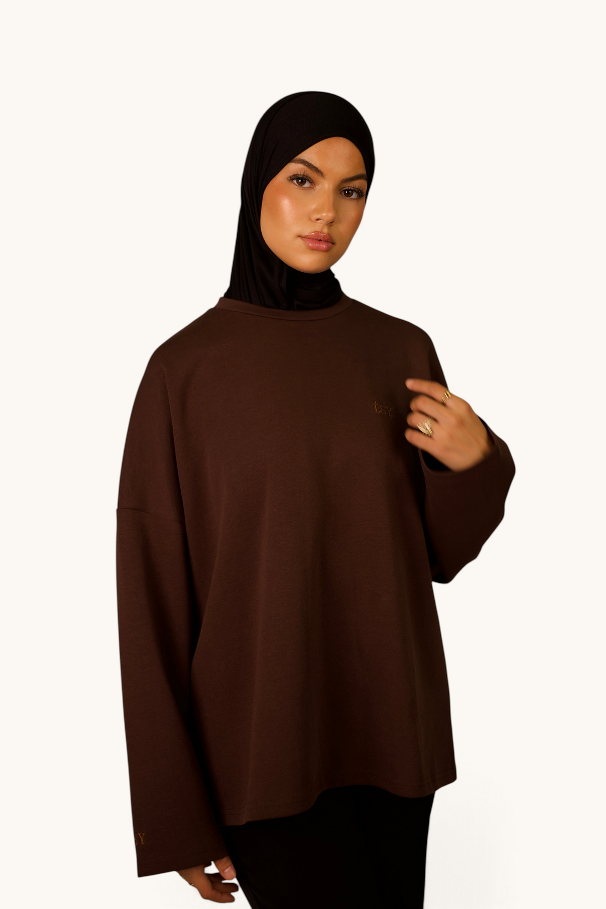 LOSYANA LSY Langarmshirt in Espresso aus weicher Baumwolle mit lockerem Schnitt, getragen mit schwarzem Hijab
