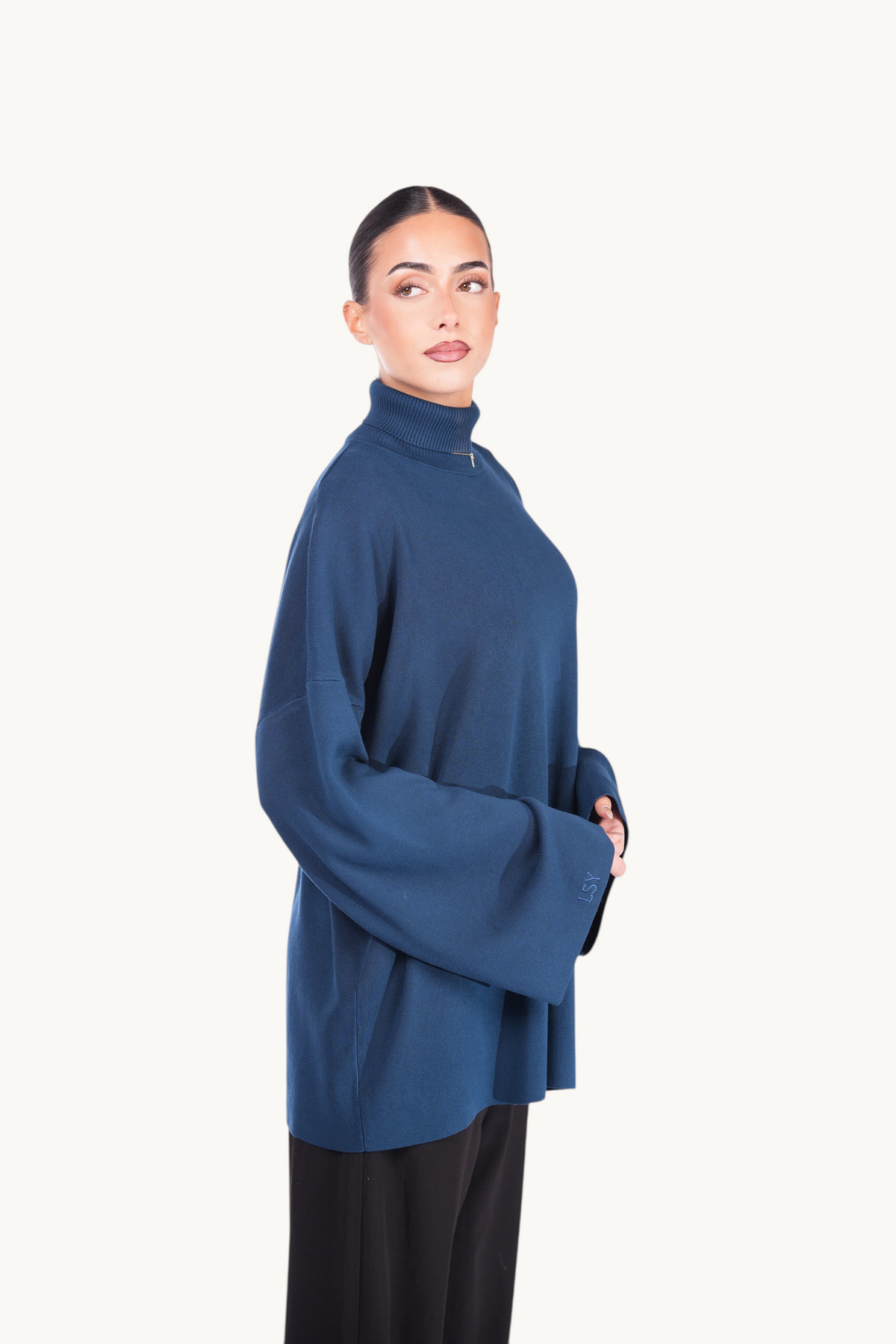 LOSYANA Rollkragenpullover in Teal aus weicher Viskose mit weiten Ärmeln an einem Model