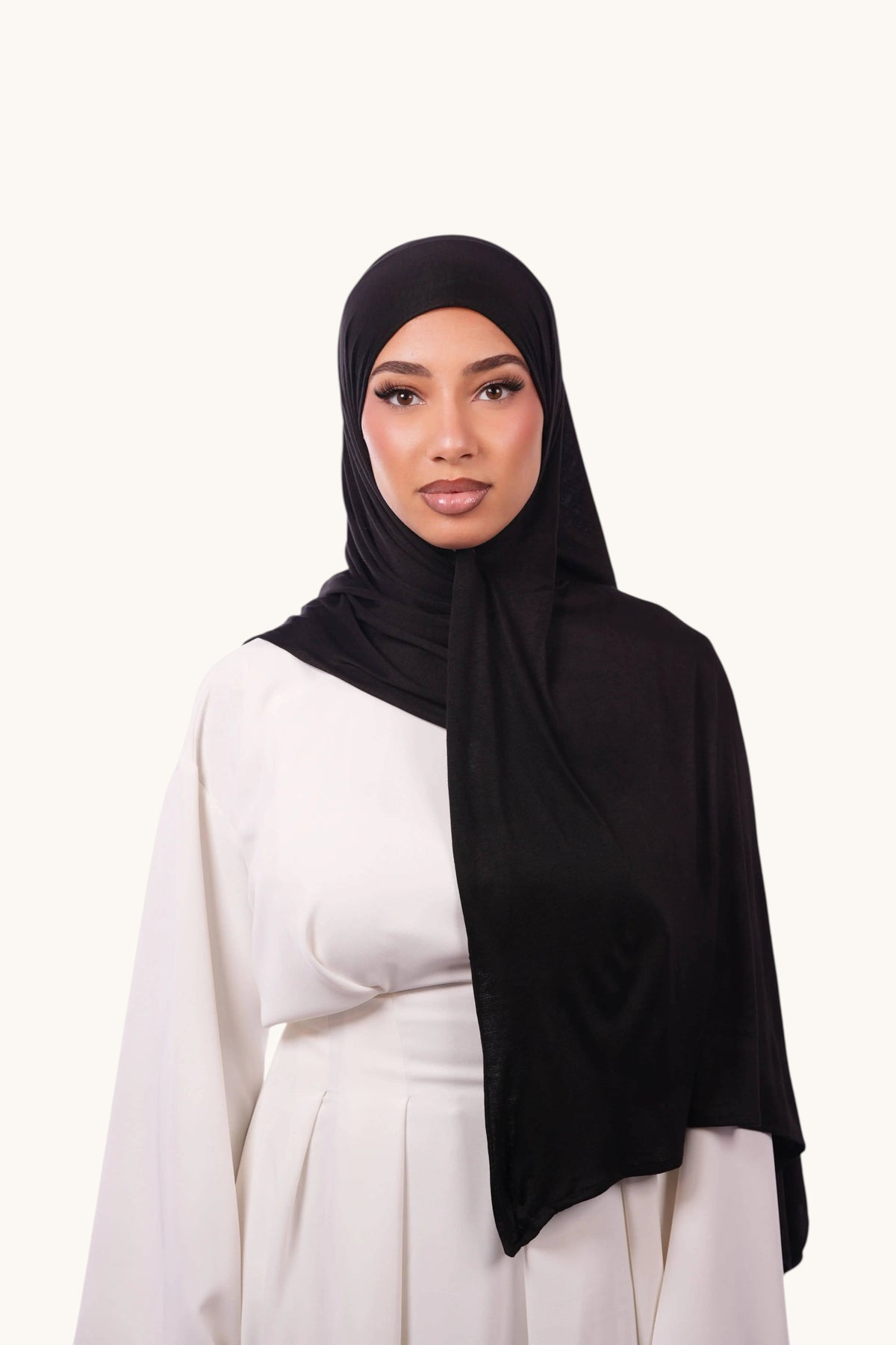 Schwarzes Bamboo Jersey von Losyana.Shop, weiches und nachhaltiges Stoff-Design, zeigt die Textur und den Schnitt des Kleidungsstücks