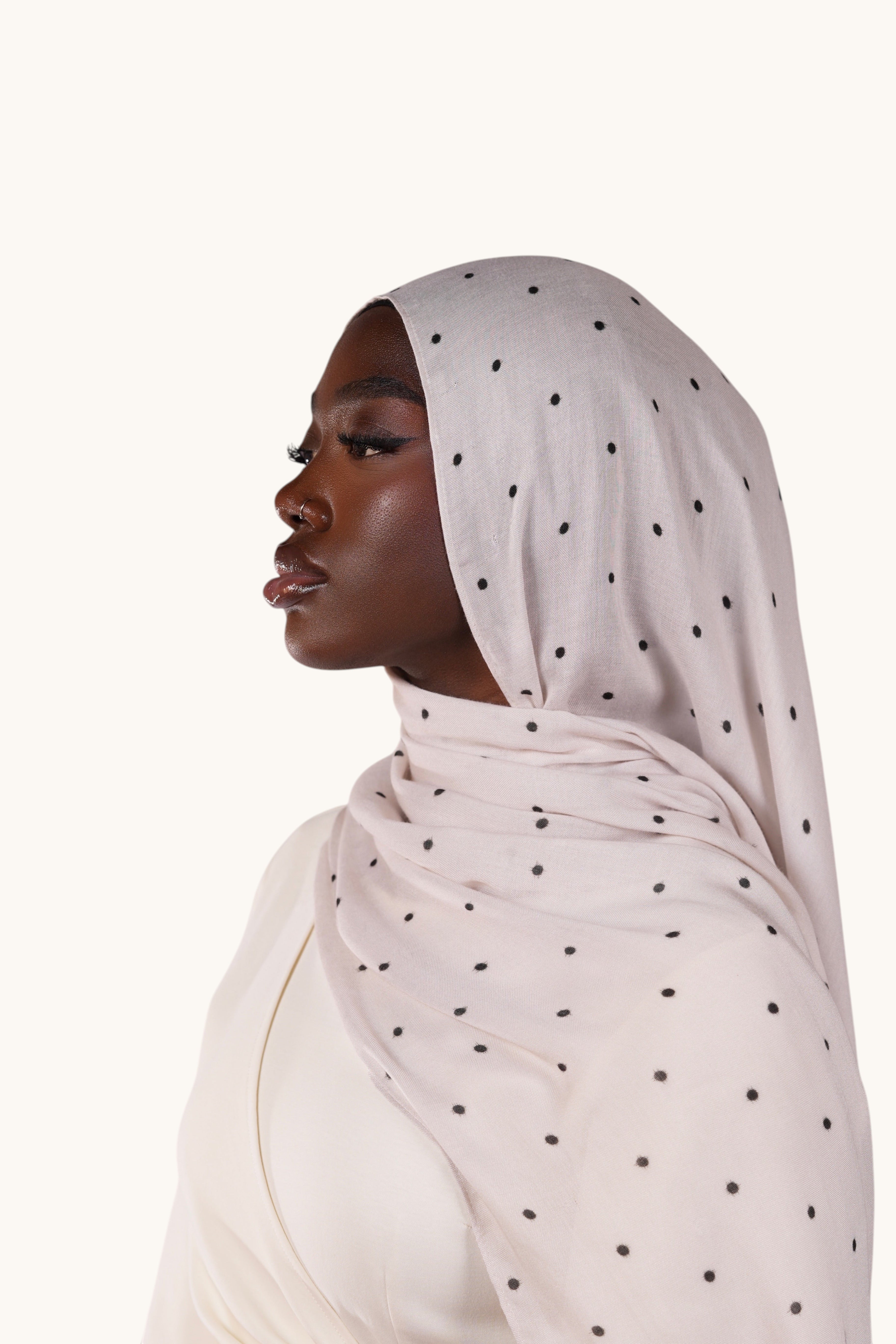 Leichter Velours-Hijab im Modalmaterial mit Punktmuster von LOSYANA, stilvoll und bequem für den Alltag.
