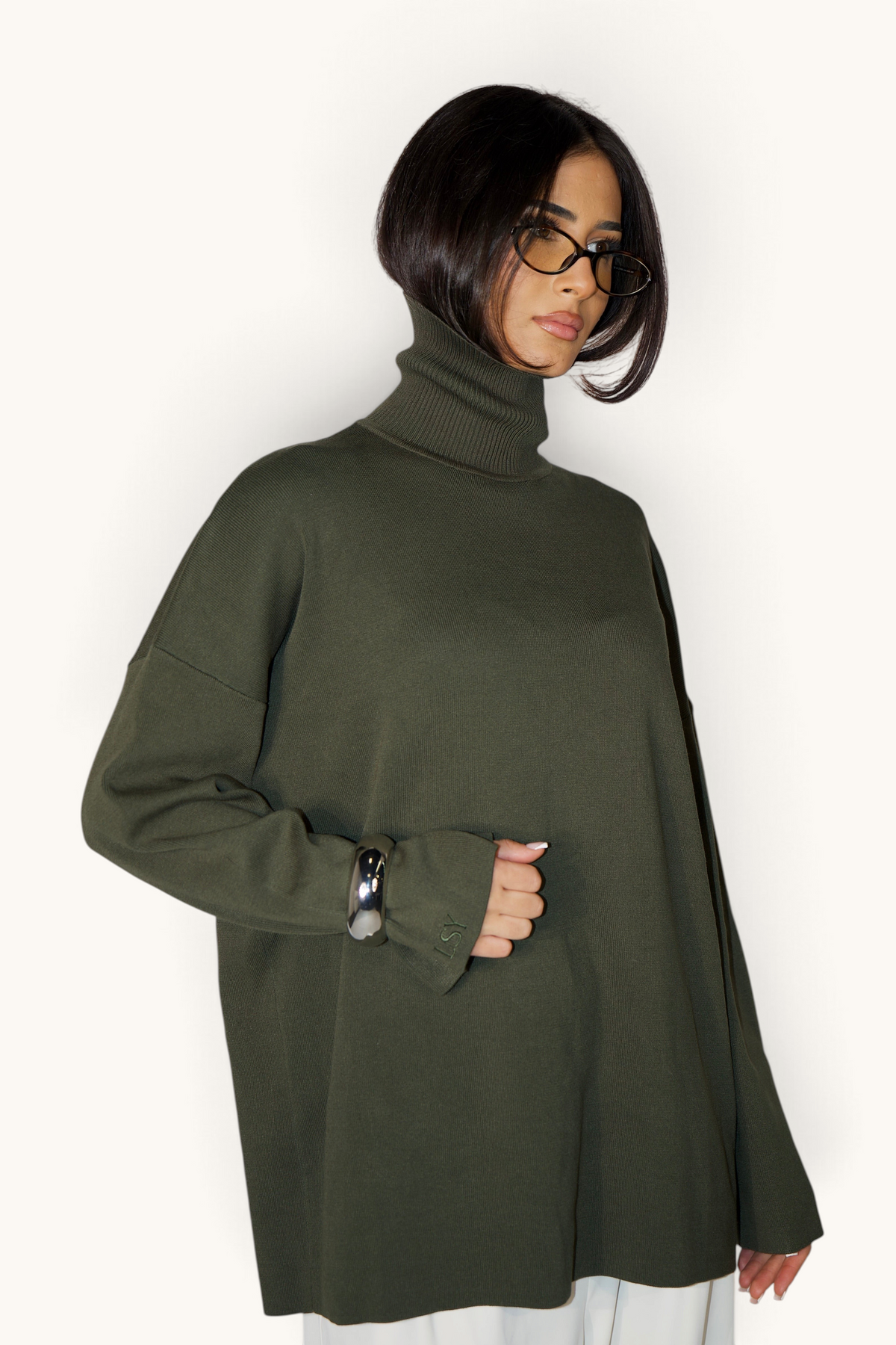 LOSYANA Rollkragenpullover in Olivgrün aus weicher Viskose mit elegantem Schnitt und dezentem Ärmel-Detail