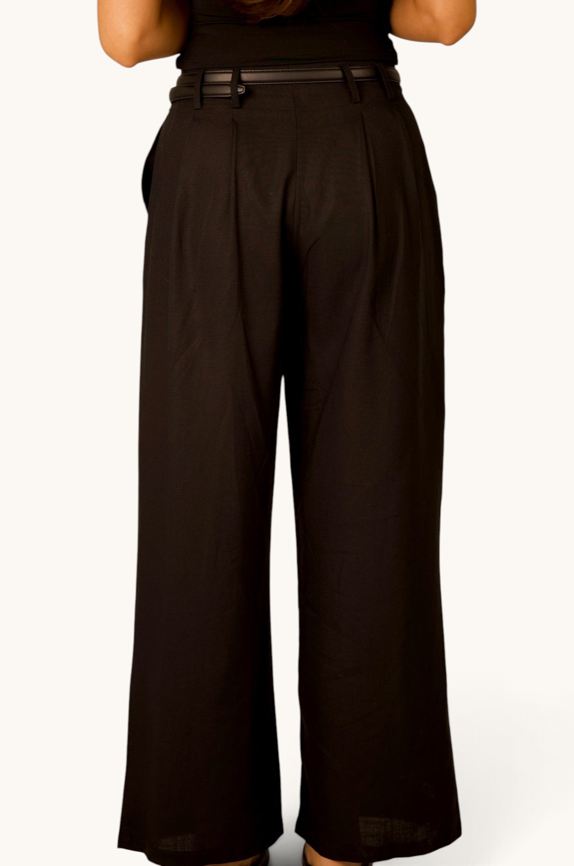 LOSYANA Premium Leinenhose in Schwarz mit weitem Bein und lockerer Passform, Rückansicht an einem Model
