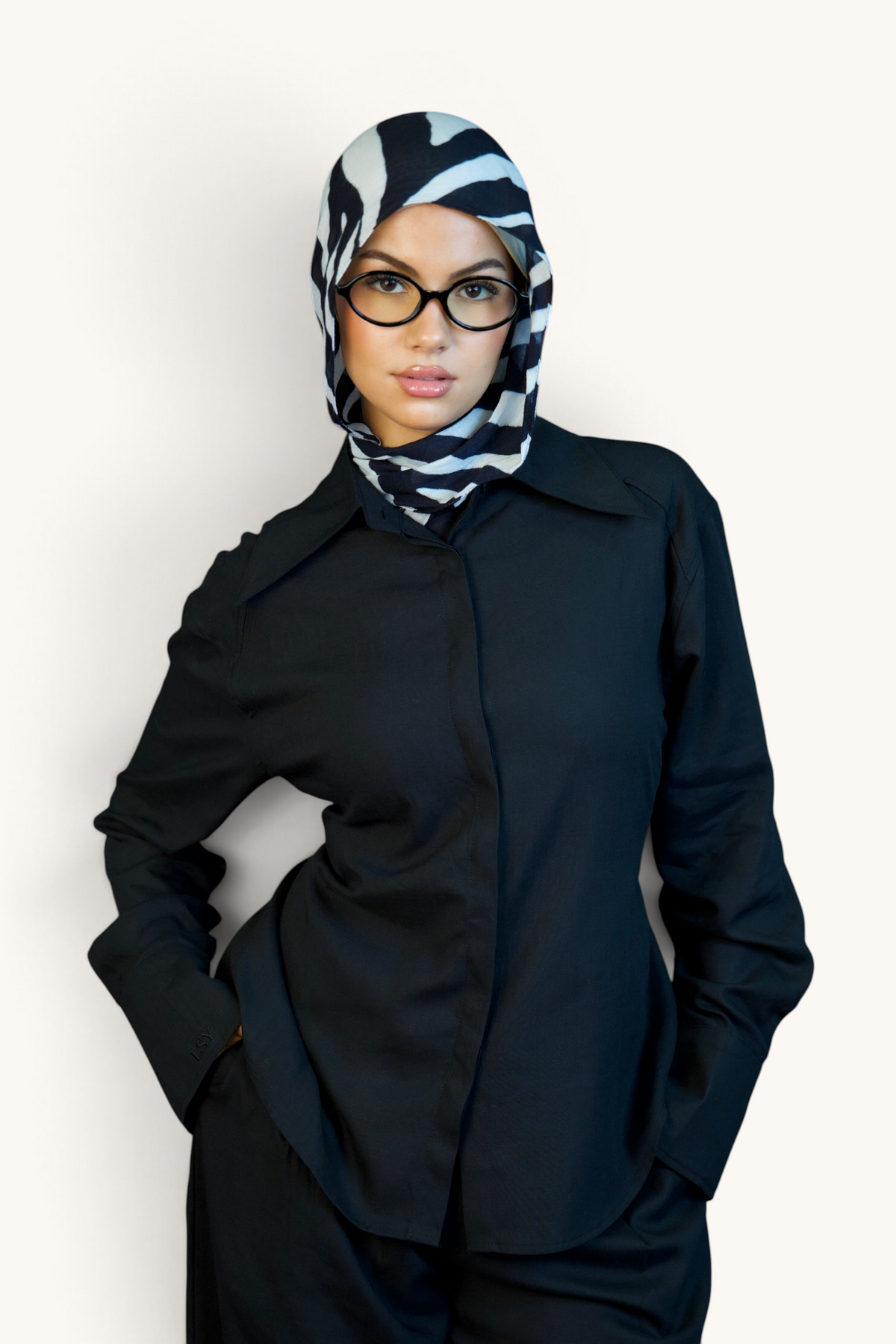 LOSYANA schwarze Premium Leinenbluse mit verdeckter Knopfleiste und Taillenband an einem Model mit Zebra-Hijab