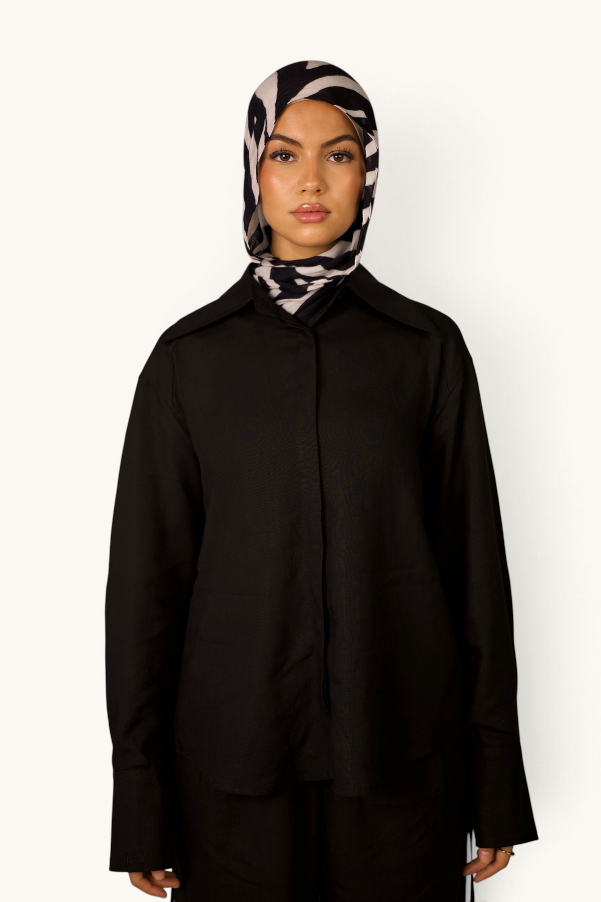 LOSYANA Premium Leinen Bluse in Schwarz mit verdeckter Knopfleiste und Schulterpolstern an einem Model