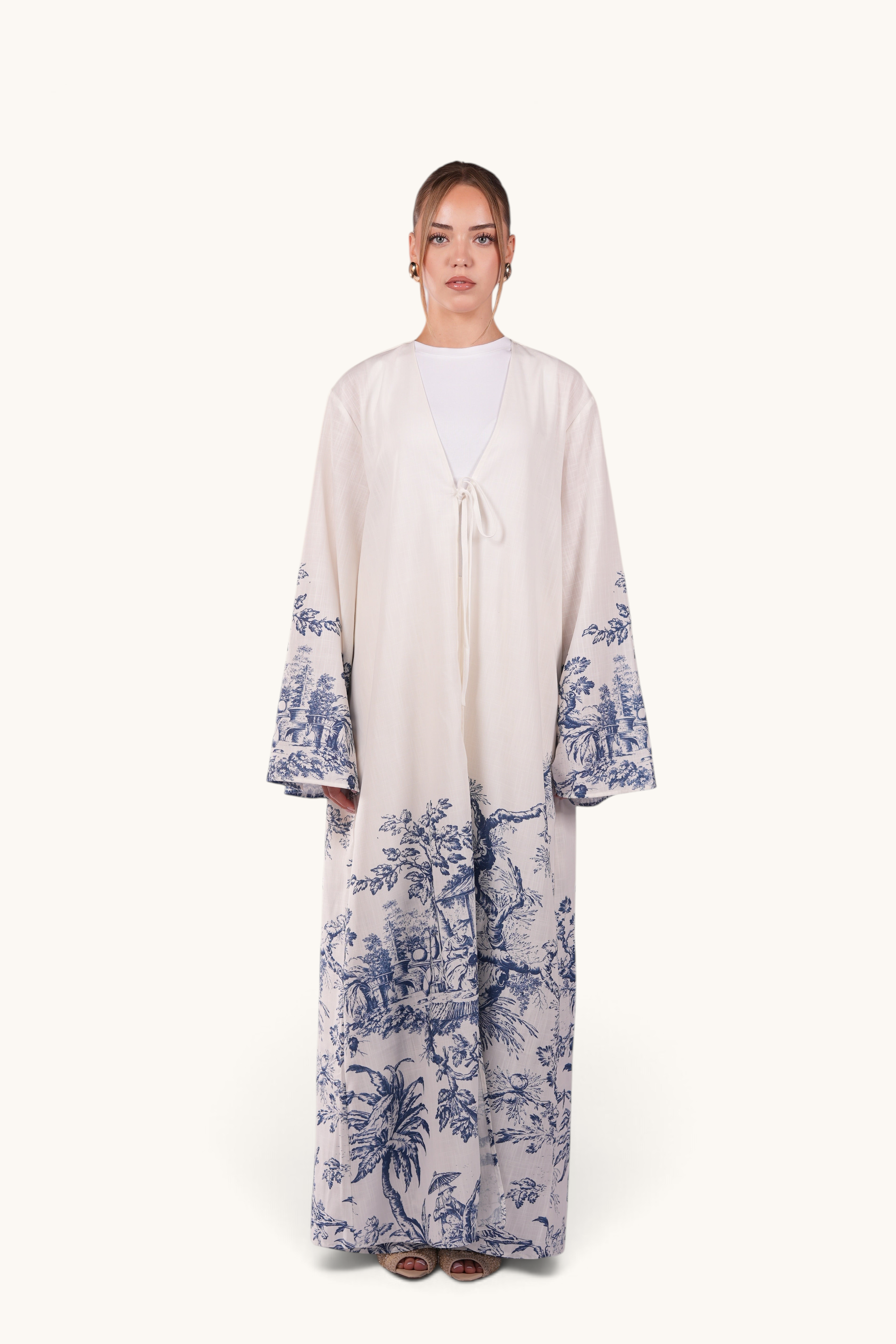 LOSYANA Alicante kimono set in white cotton and linen with a blue Mediterranean print, worn by a model.