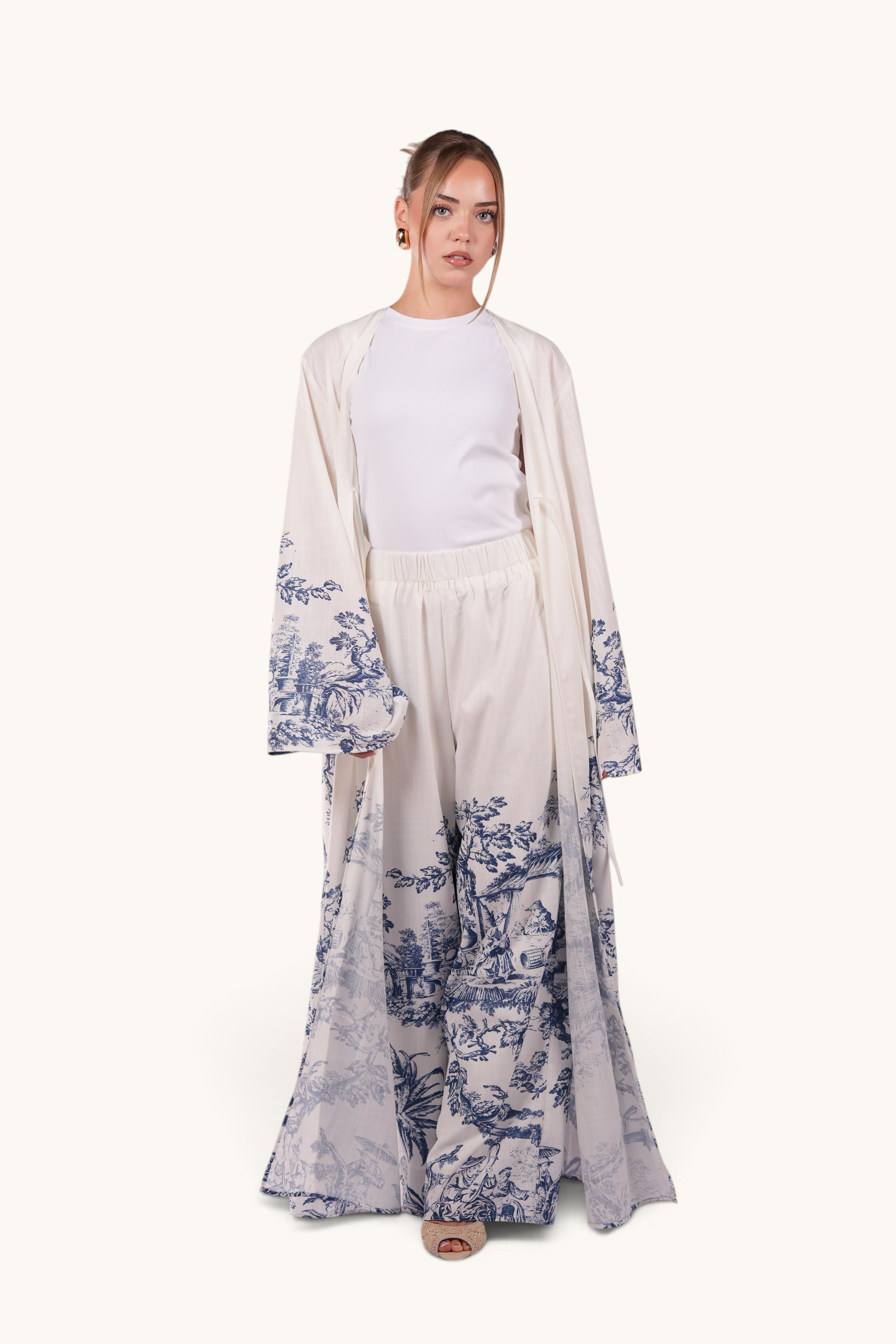 LOSYANA Alicante set featuring a white kimono and wide-leg trousers with a blue Mediterranean print in cotton-linen