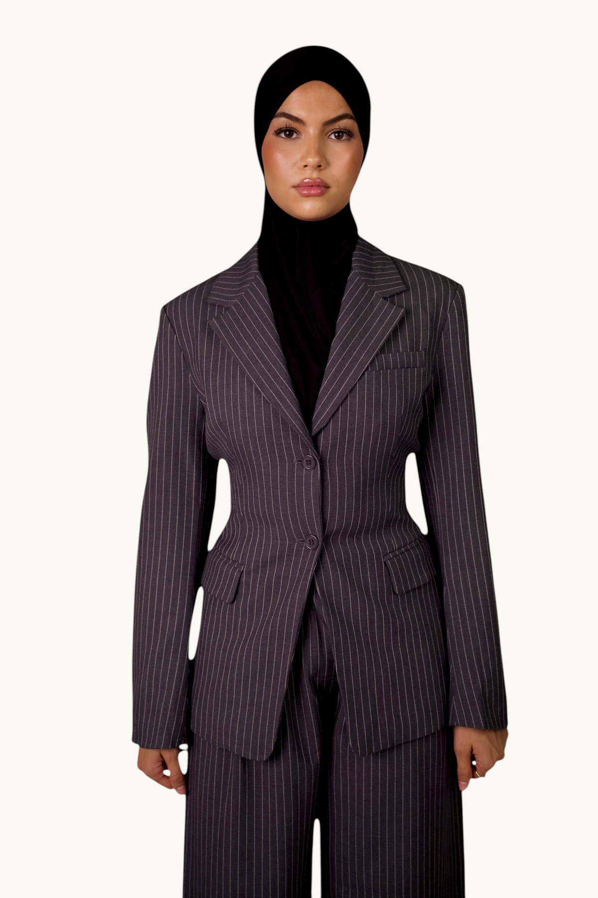 LOSYANA taillierter grauer Nadelstreifen Blazer mit doppeltem Knopfverschluss und Brusttasche an einem Model