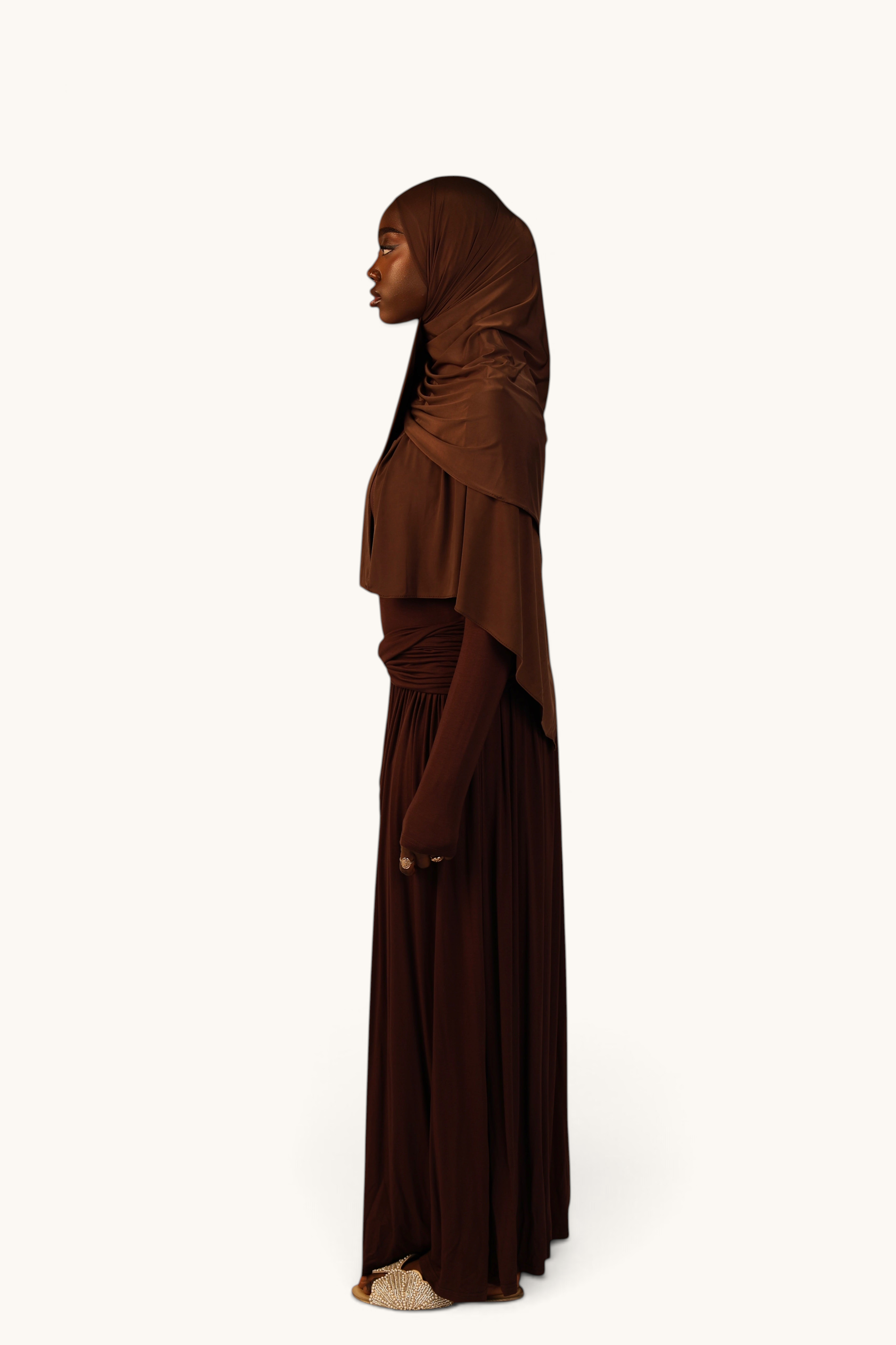 LOSYANA Marbella Jersey-Kleid in Espresso mit Knotendetail an der Hüfte, getragen von einem Model mit Hijab