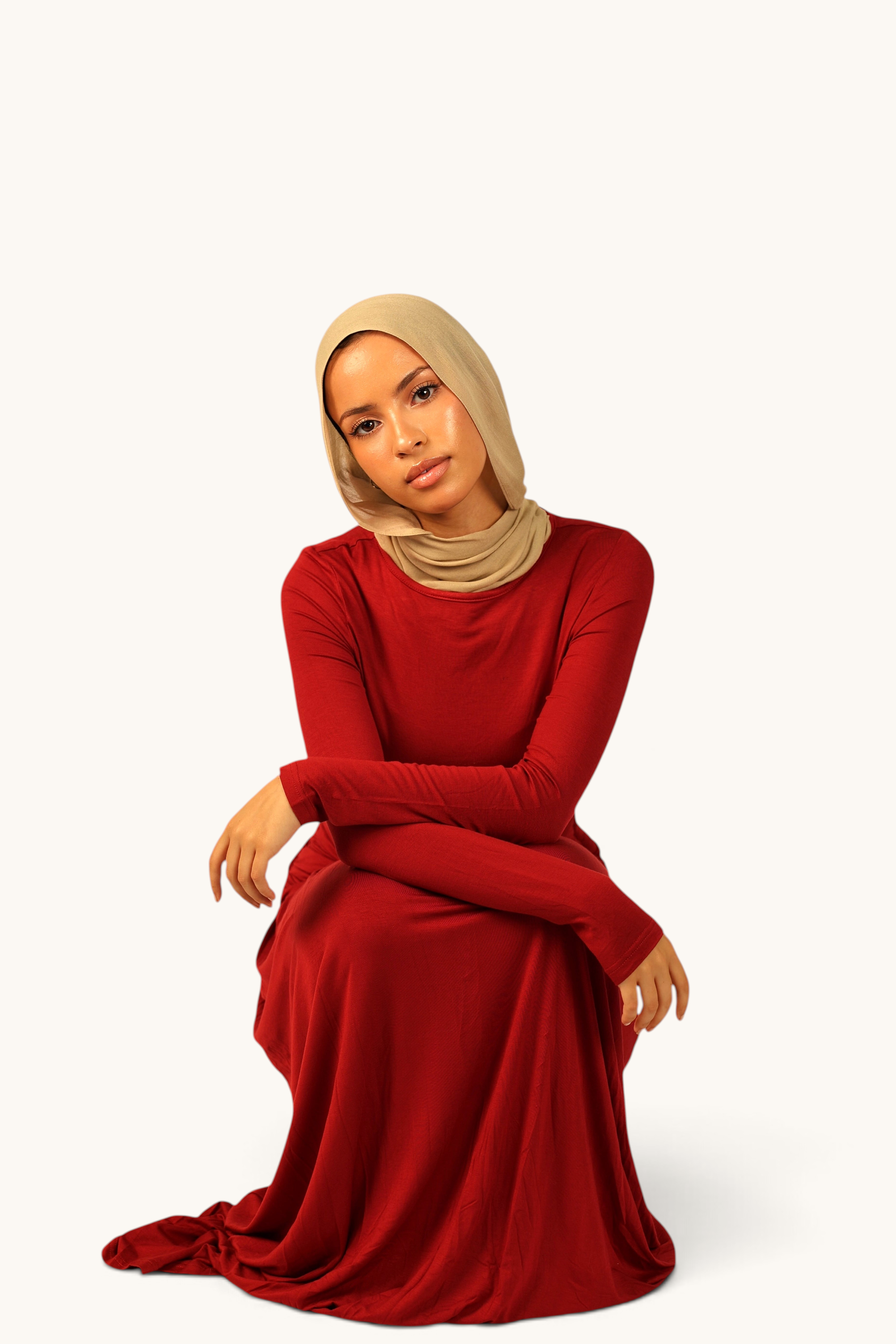 LOSYANA Marbella Jersey-Kleid in Rot mit Knotendetail, getragen von einem Model mit beigem Hijab vor hellem Hintergrund
