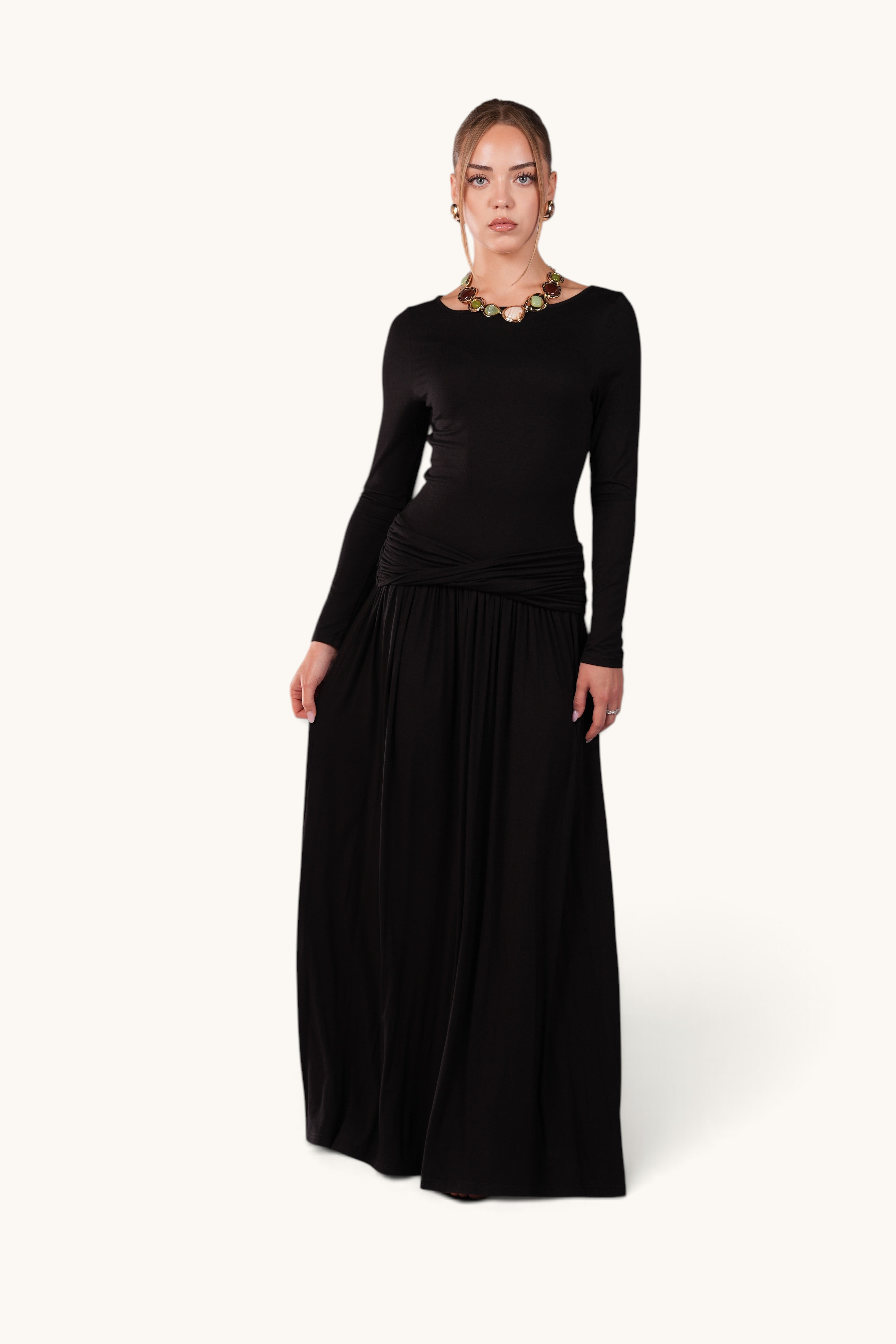 LOSYANA Marbella Jersey-Kleid in Schwarz mit langen Ärmeln, Knotendetail an der Hüfte und fließendem Rock