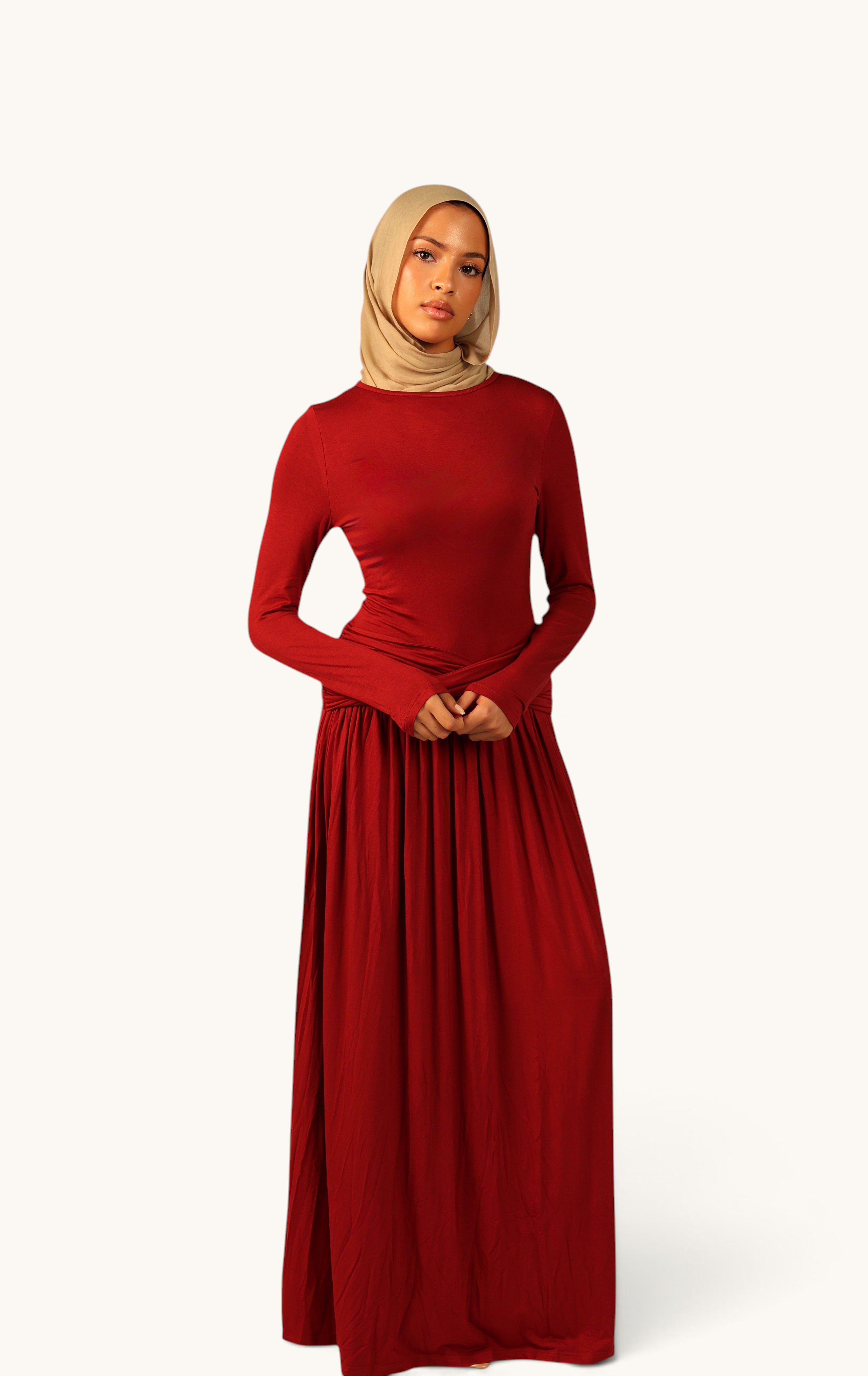 LOSYANA Marbella rotes Jersey-Maxikleid mit langen Ärmeln und Knotendetail an der Hüfte, getragen mit beigem Hijab.