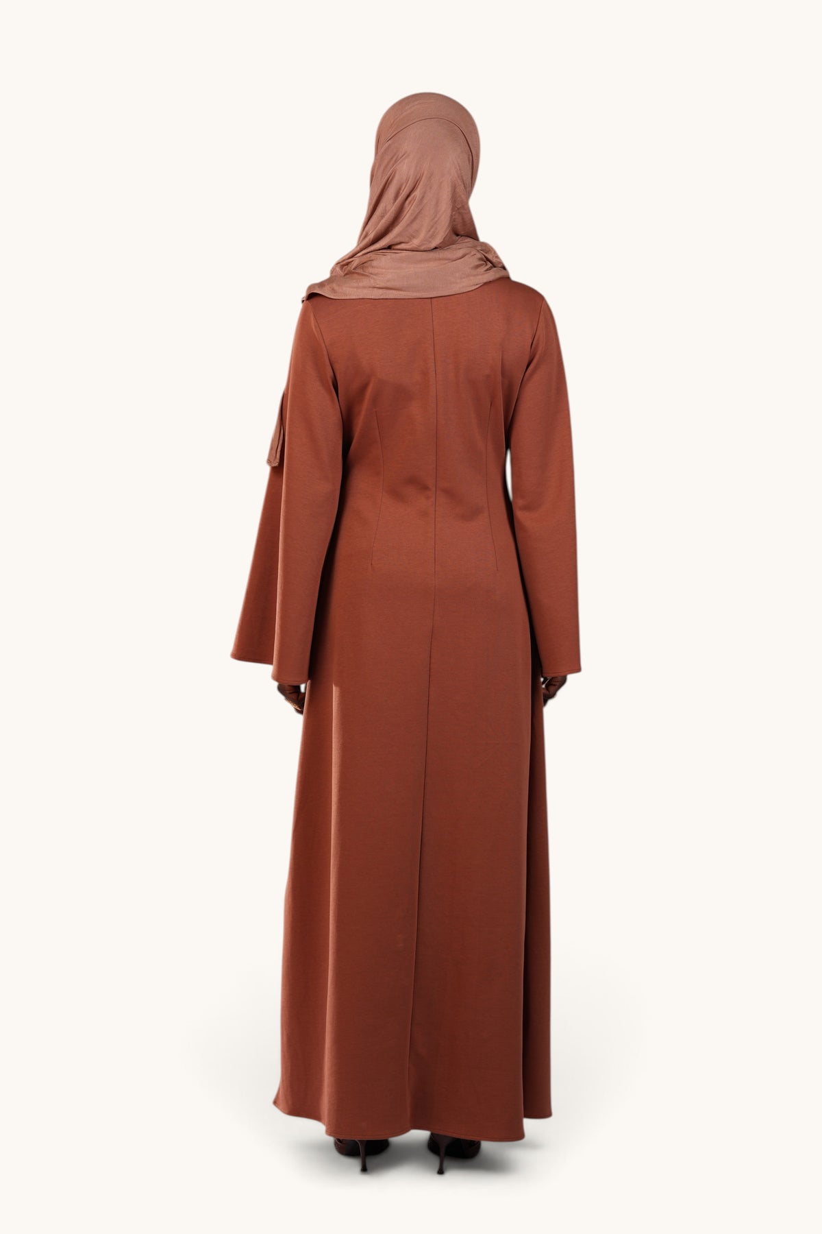 LOSYANA Valencia Maxikleid in Terrakotta, Rückenansicht, fließender Stoff, elegante Sommerkleidung für Damen.
