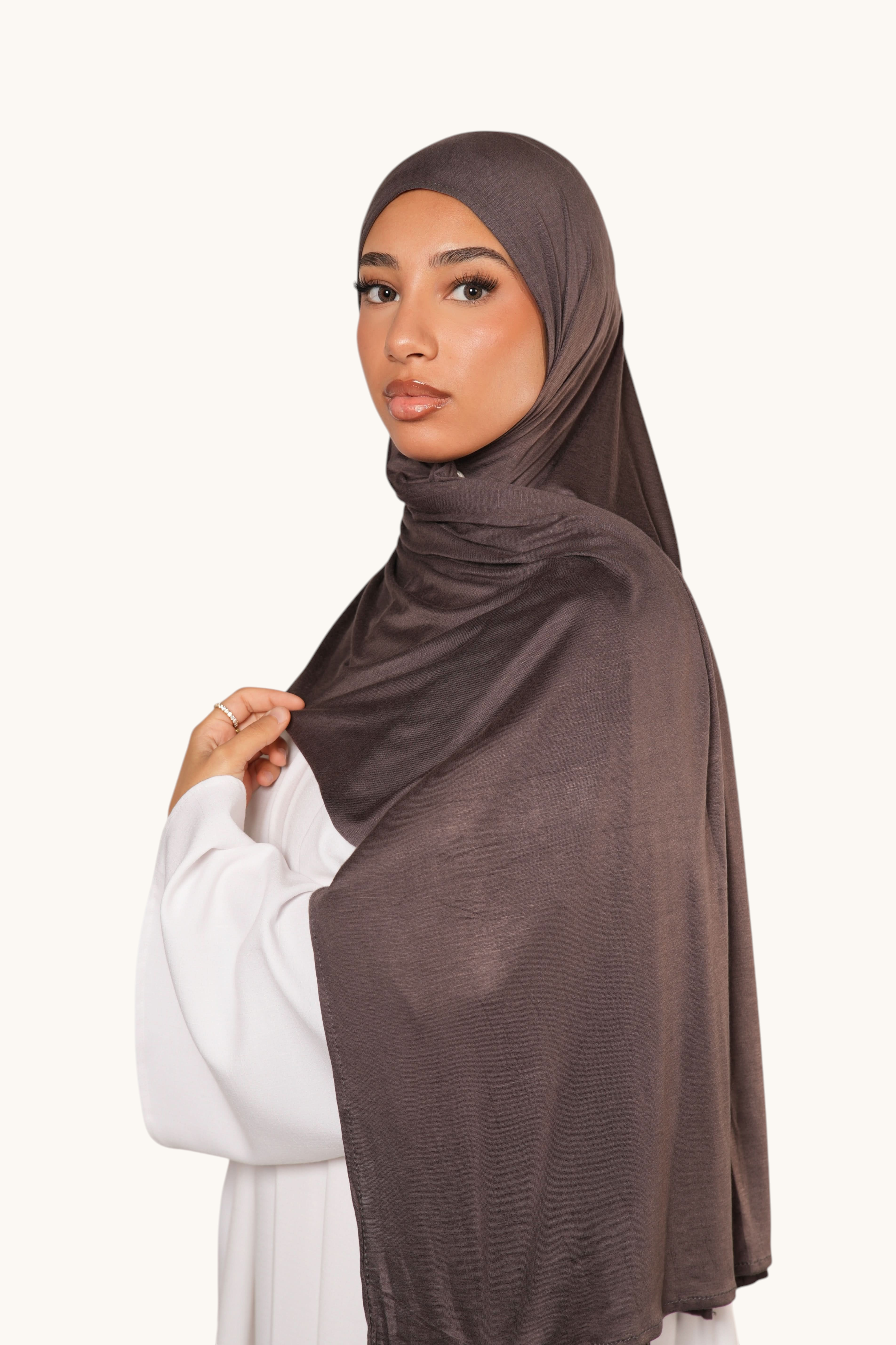 Model wearing a brown sugar LOSYANA Vela Jersey hijab, crafted from soft, breathable, lightweight fabric.