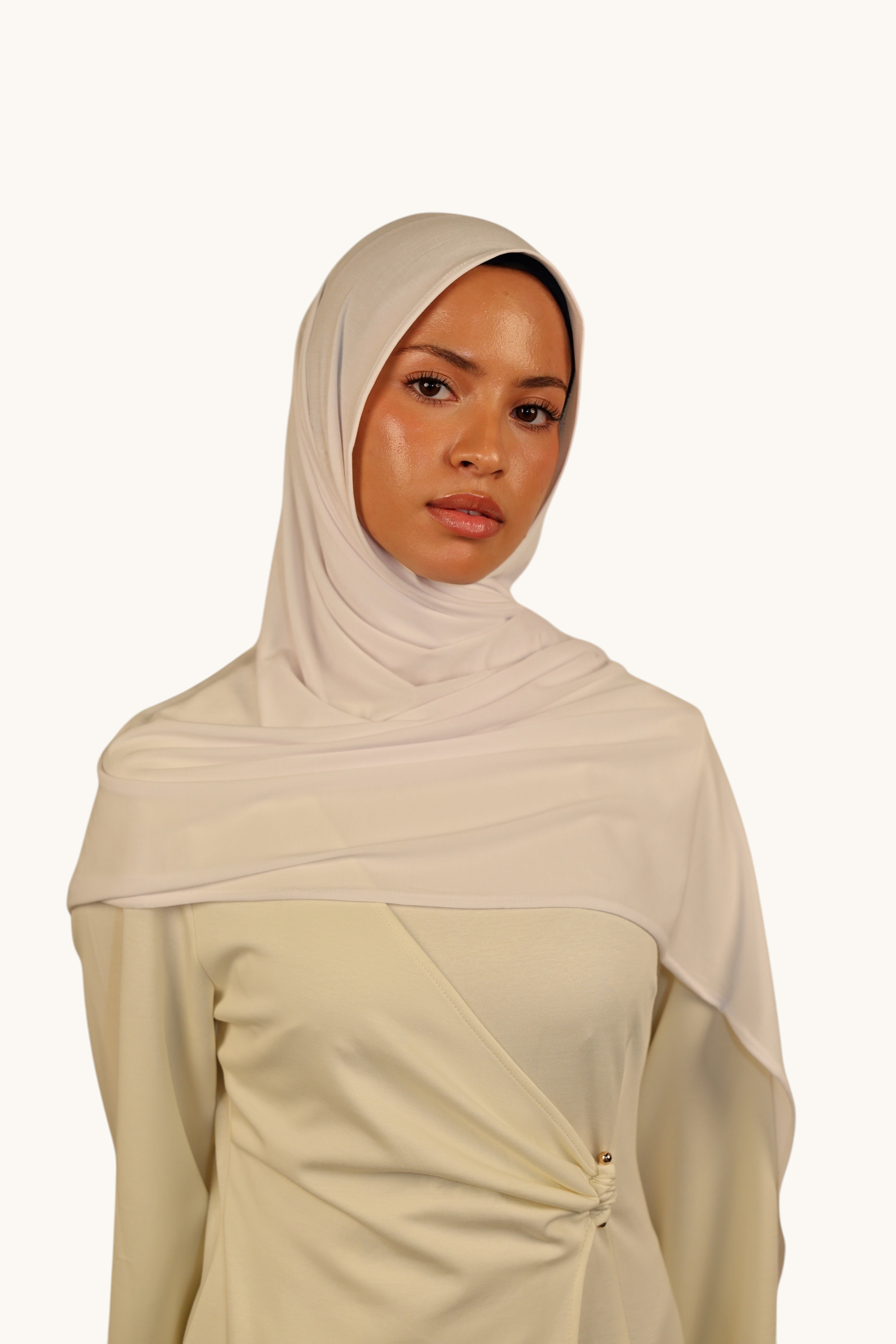 Model wearing a LOSYANA Vela Jersey in cold white, a soft and breathable lightweight fabric styled as a hijab.