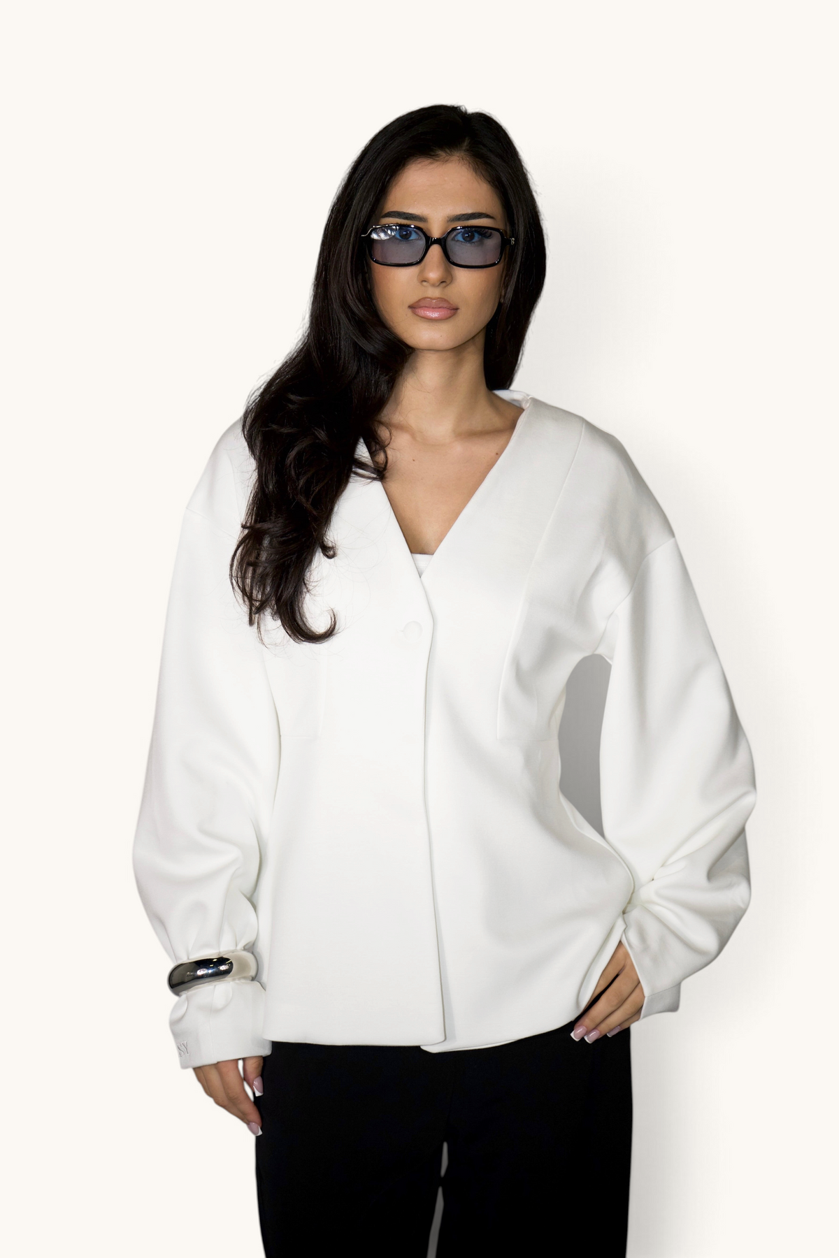 LOSYANA Opera Blazer in Weiß mit taillierter Passform und doppelt geknöpfter Front an einem Model mit Sonnenbrille
