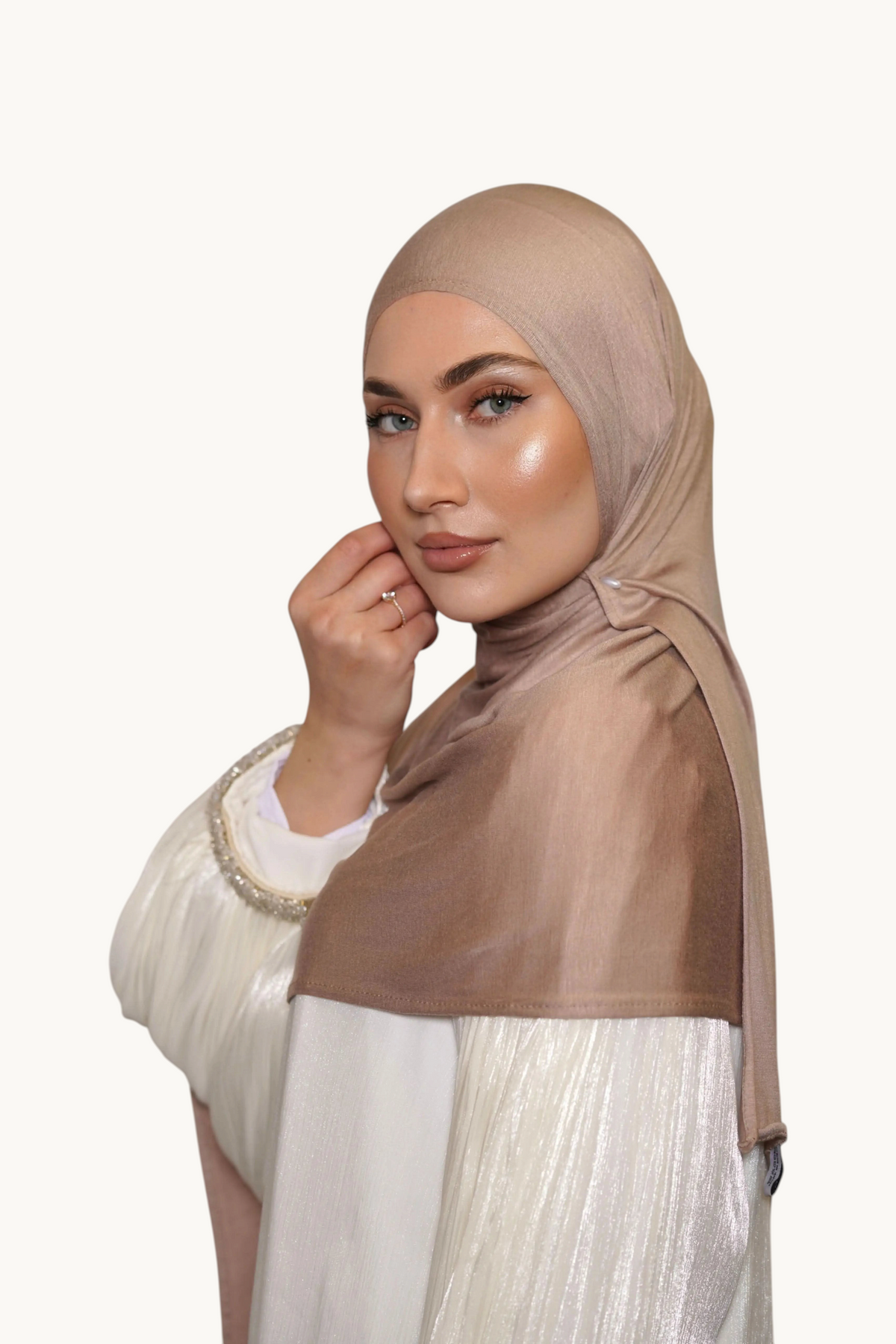 Bambus Jersey Hijab in Taupe von Losyana.Shop, weiches, bequemes Kopftuch aus nachhaltigem Material, blickdicht und stilvoll.