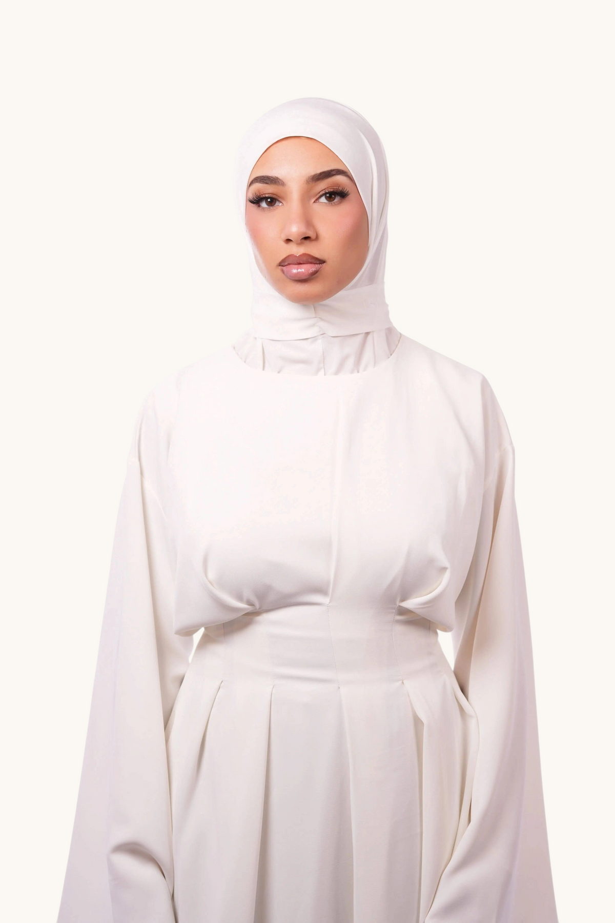 Weißer Instant-Hijab von Losyana.Shop, bequem tragbarer Kopftuchstoff mit sanften Falten und einfacher Passform.