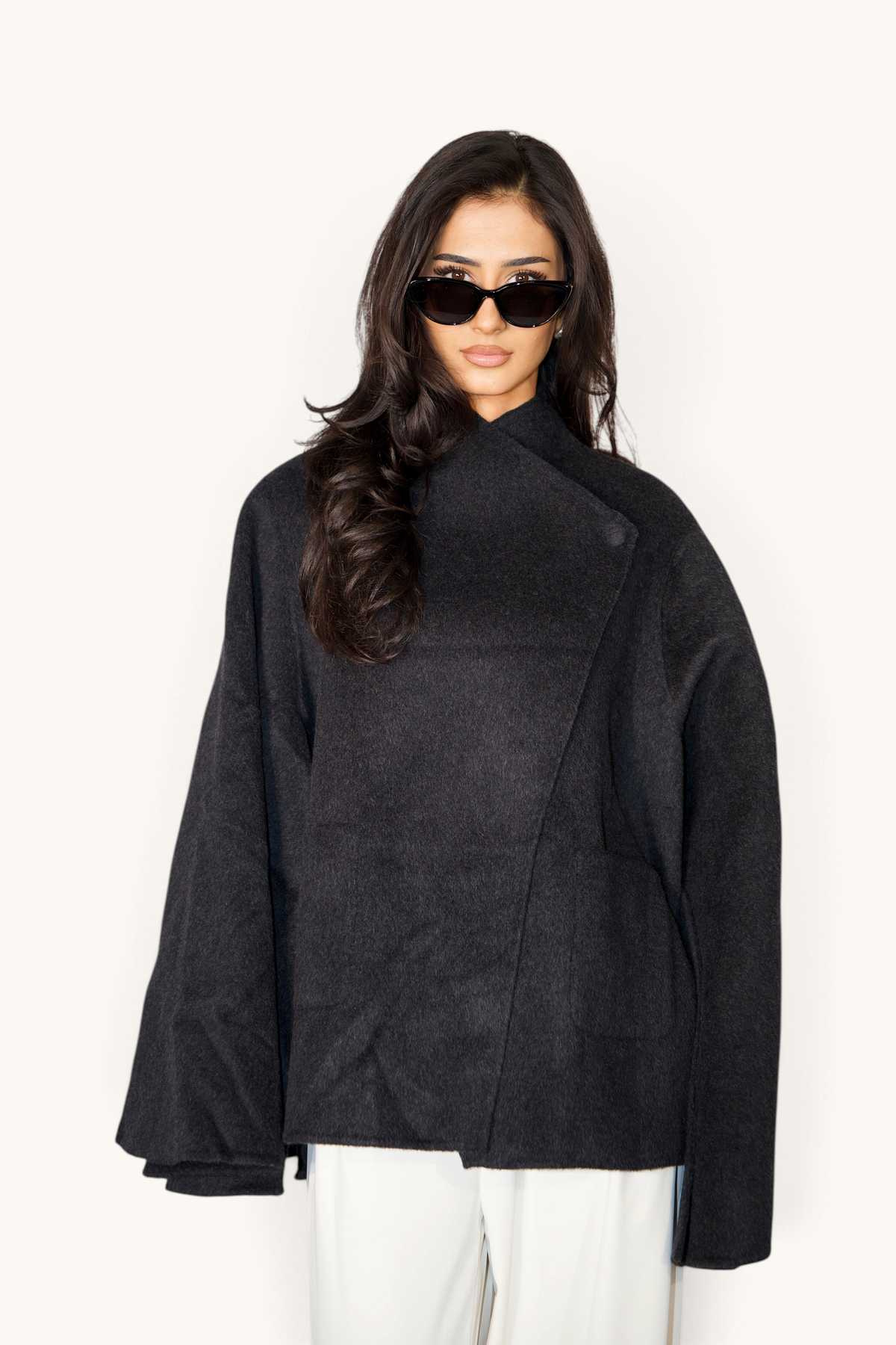 Dunkelgraue Wollcape-Jacke von LOSYANA, elegante und warme Damenjacke mit kuscheligem Stoff, detailreiche Gestaltung sichtbar