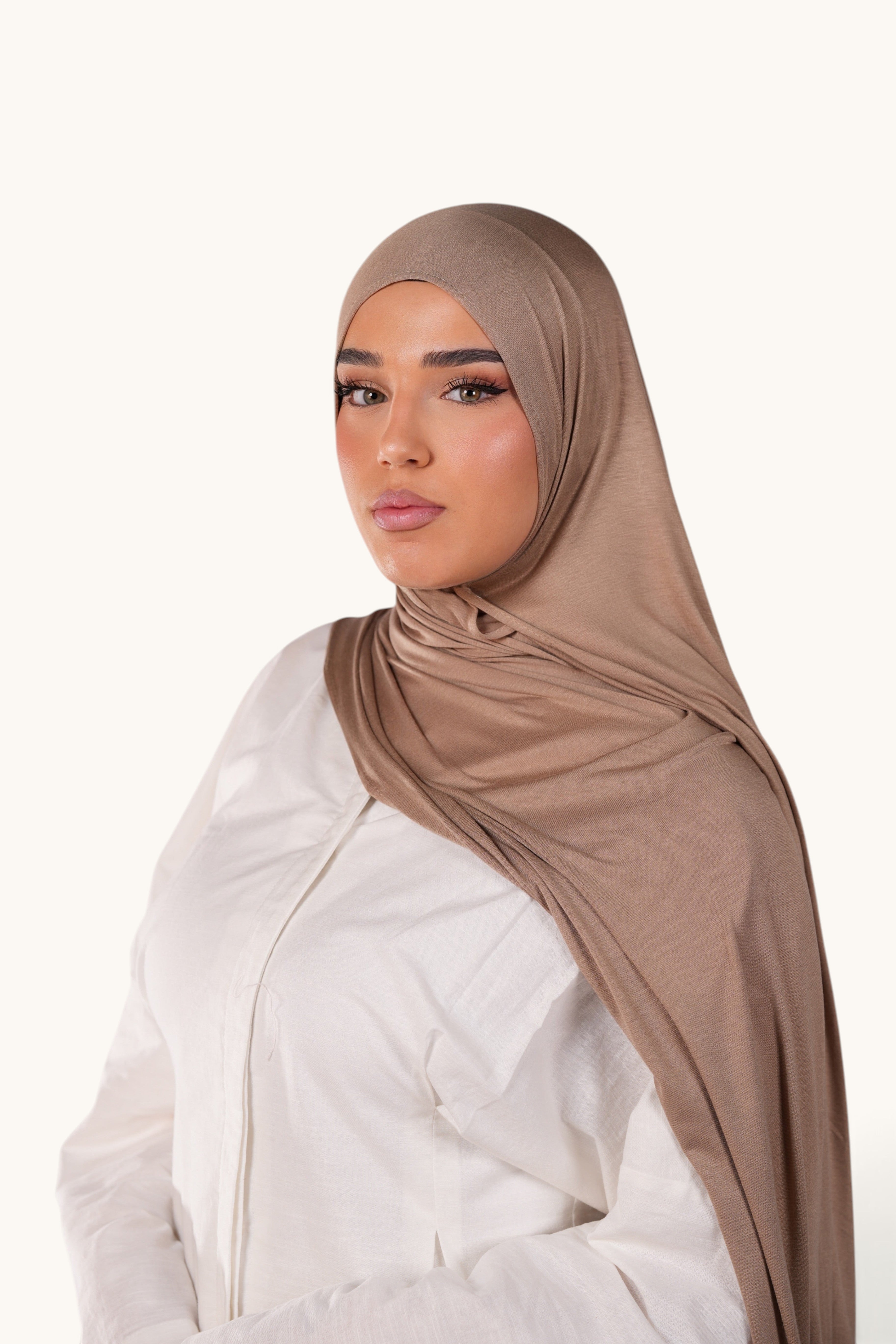 Weiches Bambus-Jersey in Sandfarbe von Losyana.Shop, Nahaufnahme des elastischen Stoffes und angenehmen Textur.