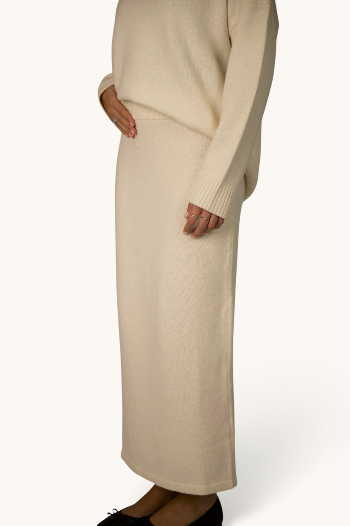 LOSYANA Wollrock in Creme aus 100% Wolle mit elastischem Bund und geradem Schnitt an einem Model