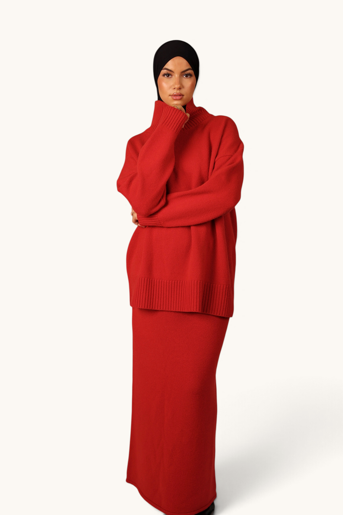 LOSYANA Wollrock in Rot aus 100% Wolle mit elastischem Bund, getragen von einem Model mit schwarzem Hijab