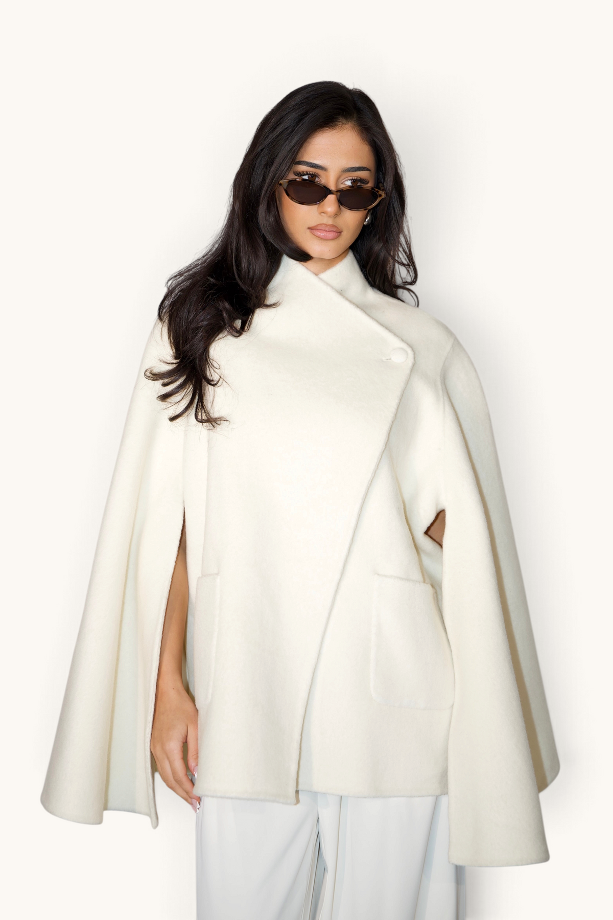 LOSYANA Cape-Jacke aus Wolle in Cremeweiß mit elegantem, ärmellosem Schnitt