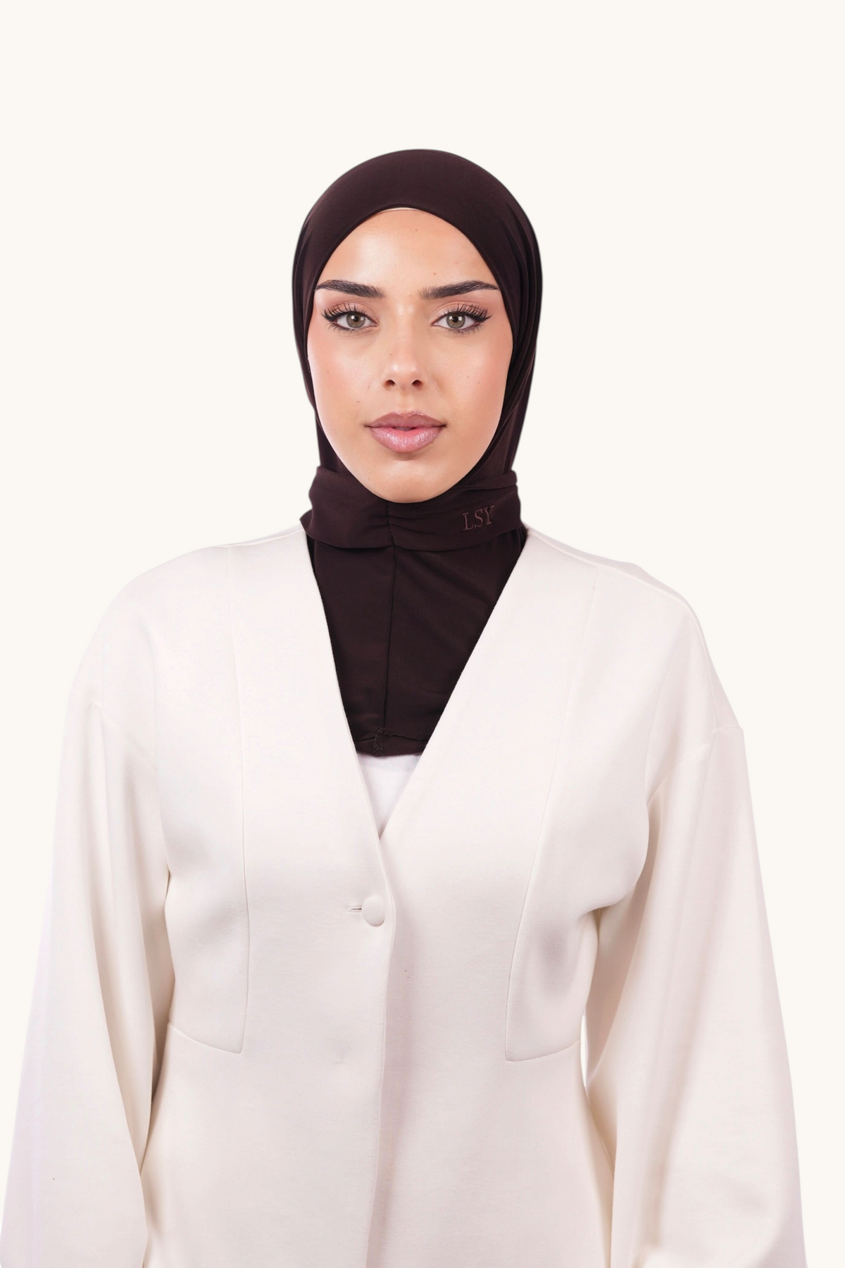 Schwarzer Instant-Hijab aus Losyana.Shop, bequem und einfach anzulegen, aus weichem Stoff für den täglichen Gebrauch.