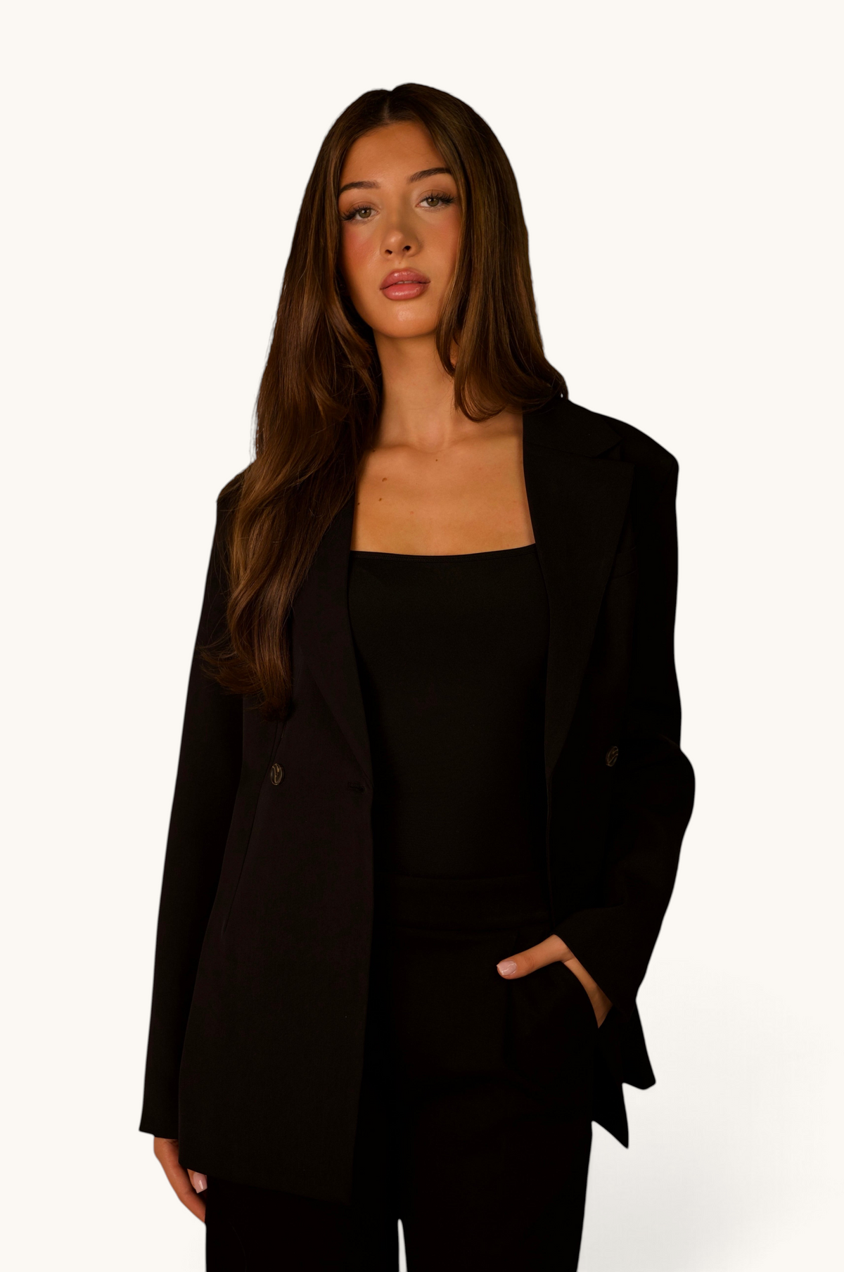 LOSYANA Noble Belted Blazer in Schwarz, getragen von einem Model mit langem braunem Haar vor neutralem Hintergrund.