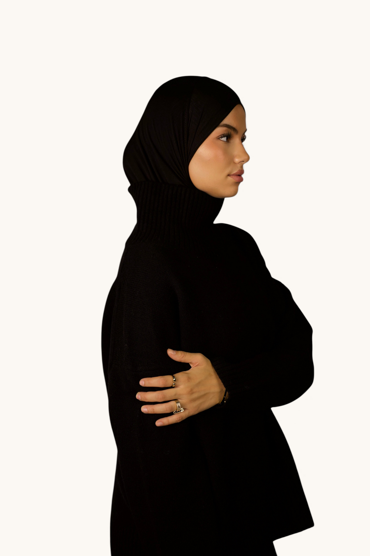 LOSYANA Wollpullover in Schwarz mit hohem Stehkragen, getragen von einem Model mit schwarzem Hijab