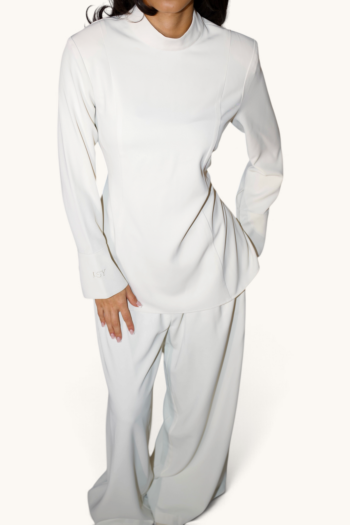 LOSYANA zweiteiliges Set in Creme mit langärmeligem Oberteil und weit geschnittener Hose