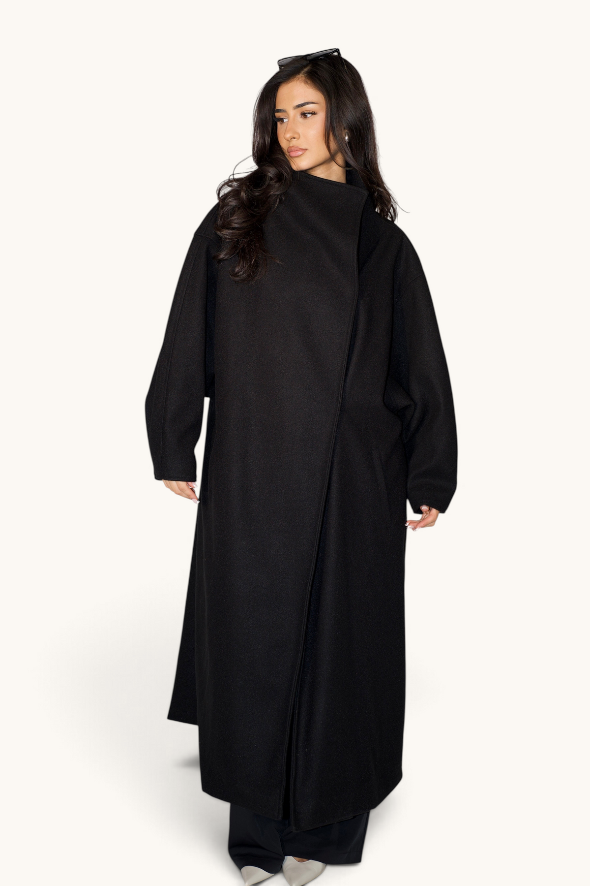 Schwarzer oversized Mantel der Marke LOSYANA, weiche Textur, lockere Passform, stilvoll und warm für kalte Tage.