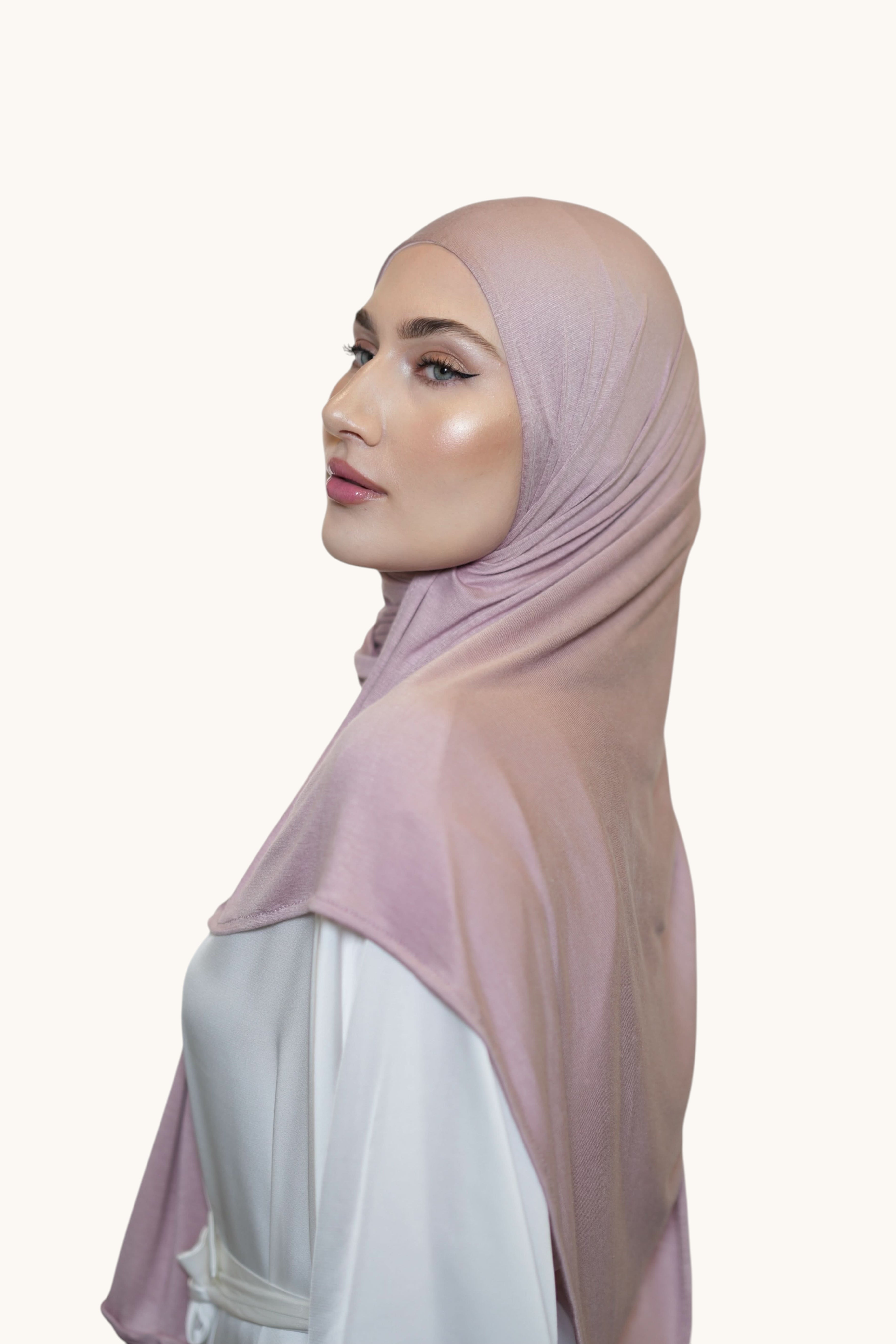 Rosenfarbener Vela Jersey Hijab von Losyana.Shop, weich und bequem, aus Jersey-Stoff, trägt eine elegante, modische Kopfbedeckung.