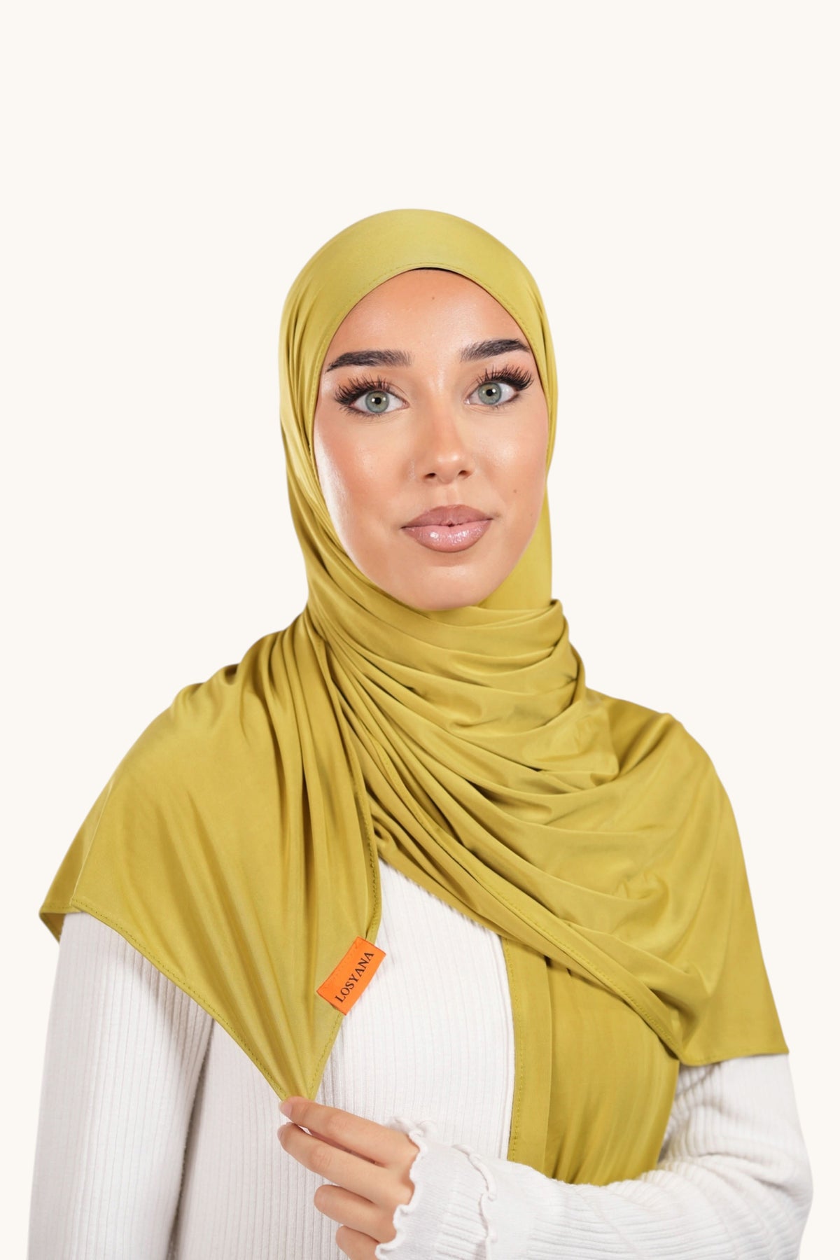Hijab aus Liquid Jersey in Giftgrün, von Losyana.Shop, zeigt die weiche Textur und den fließenden Stoff in einem eleganten Design