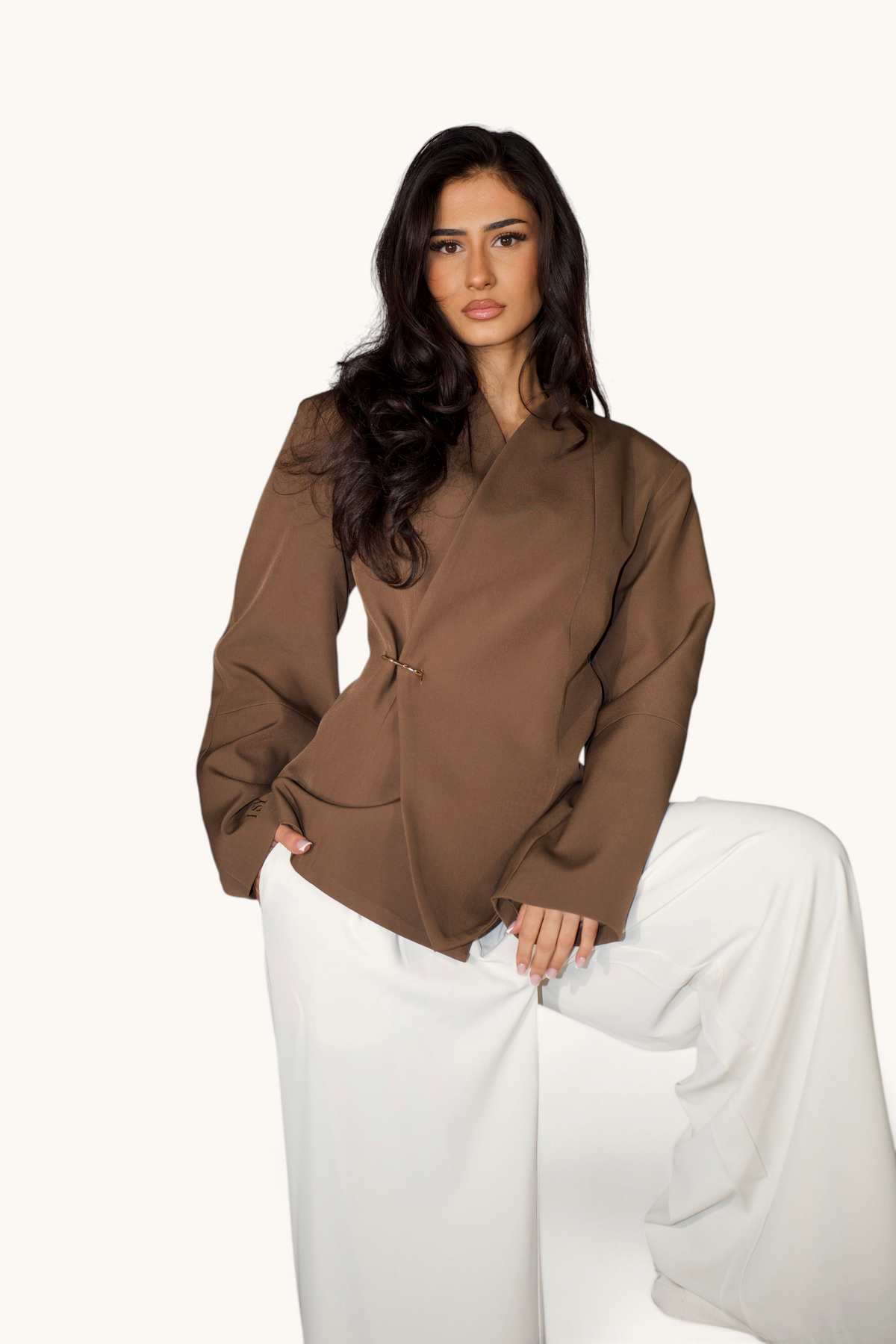 LOSYANA Blazer mit Karabiner in Kakaofarbe, elegante Jacke mit modischem Design und praktischen Details.